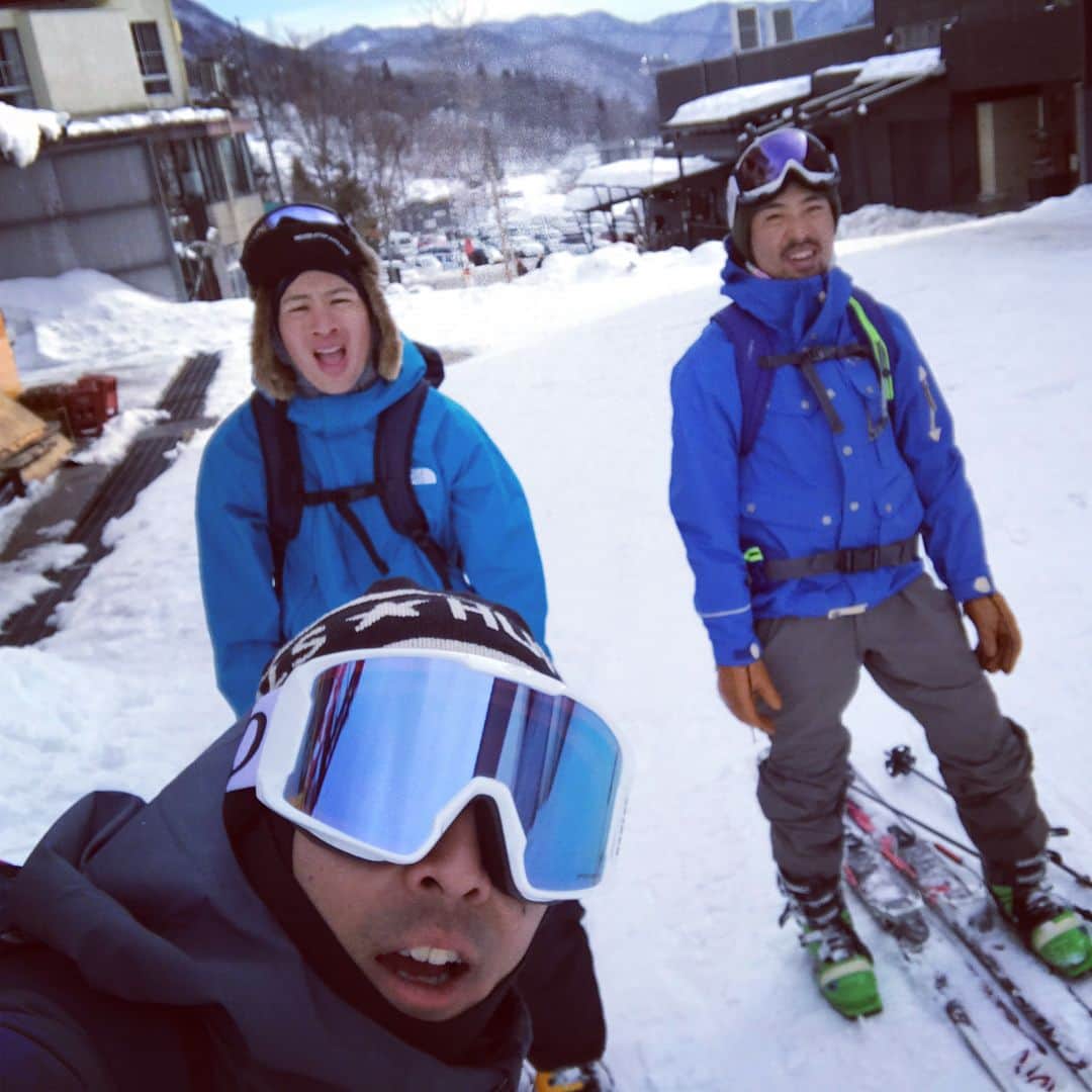 のインスタグラム：「昨日はこの2人と裏山で散歩！Play in the backyard with @wtbyst @yama_go 🏔⛷ #Hakuba #hakubavalley #tsugaike #fischer #swix #oakley #栂池高原 @hakubavalley @tsugaike_hakubavalley」