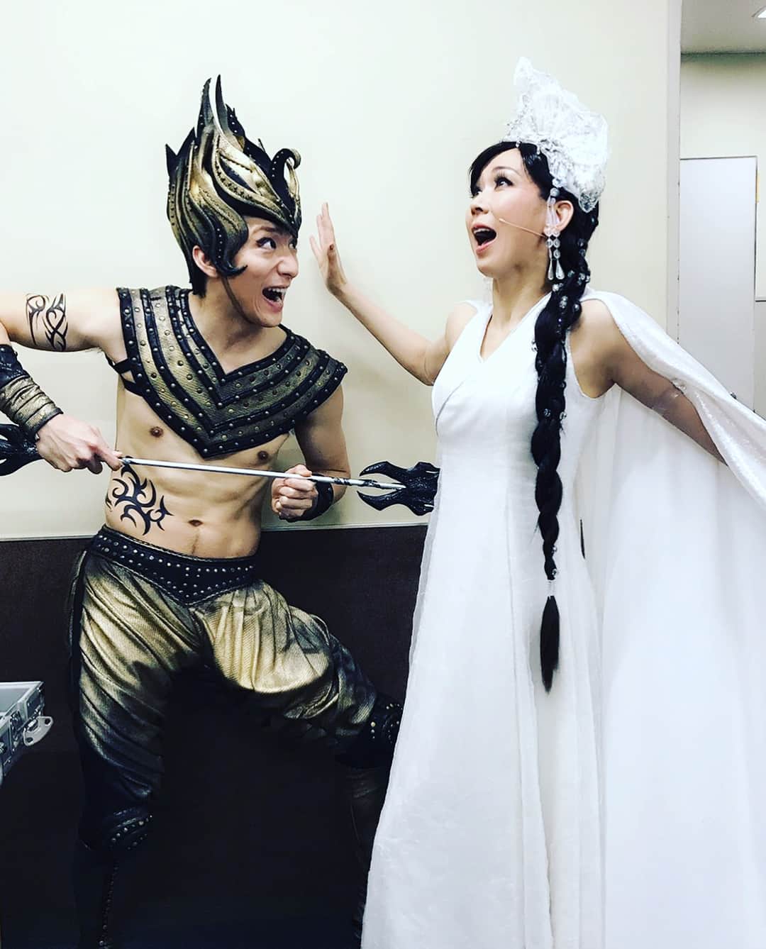 大貫勇輔さんのインスタグラム写真 - (大貫勇輔Instagram)「クリスマスの扮装ではないです、、。 本日プクル、大阪千秋楽を迎えます！ たくさんのご声援ありがとうございました✨ 写真はプクル内で僕が演じるカーラネミ 時の矢と湖月わたるさん演じる雪の女王での二枚です！ そして、最後は僕の尊敬するダンサー島地保武さん！楽屋が東京からずっと一緒でくだらない話も真面目な話も色々させてもらいました！ 今度は二人でガッツリ踊りたいです！！ 最後、集中して楽しんできます！ #pukul #湖月わたる さん #島地保武 さん #merrychristmas #カーラネミ」12月25日 10時37分 - yusukeonuki_official