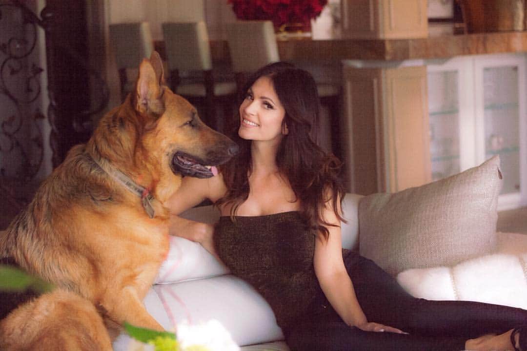 デニス・ミラーニのインスタグラム：「Merry Christmas everyone ❤️🎄 #holidaytime #family #friends #happiness  #gsd」