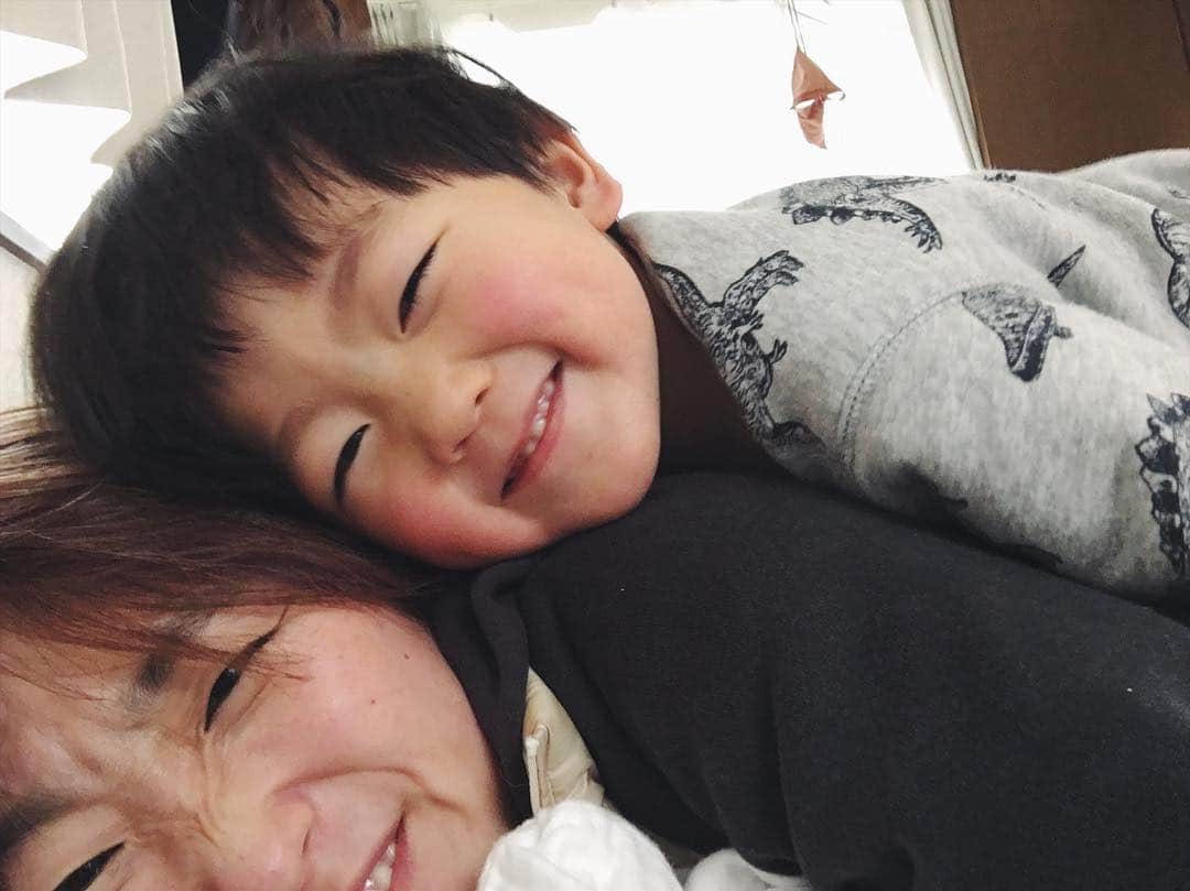 花盛友里のインスタグラム：「一日中パジャマで、一歩も外に出ず、息子と昼寝もして、ずーっとラブラブイチャイチャしたクリスマスイヴ。 とーちゃんが仕事帰りに買ってきてくれたチキンとケーキの夜ご飯。 お茶碗まで洗ってもらって、ほんとに久々にめっちゃのんびり過ごせた。 これぞ幸せ！ 今日も頑張って働くぞーい！ . . #かーちゃんとぼく #family #love」