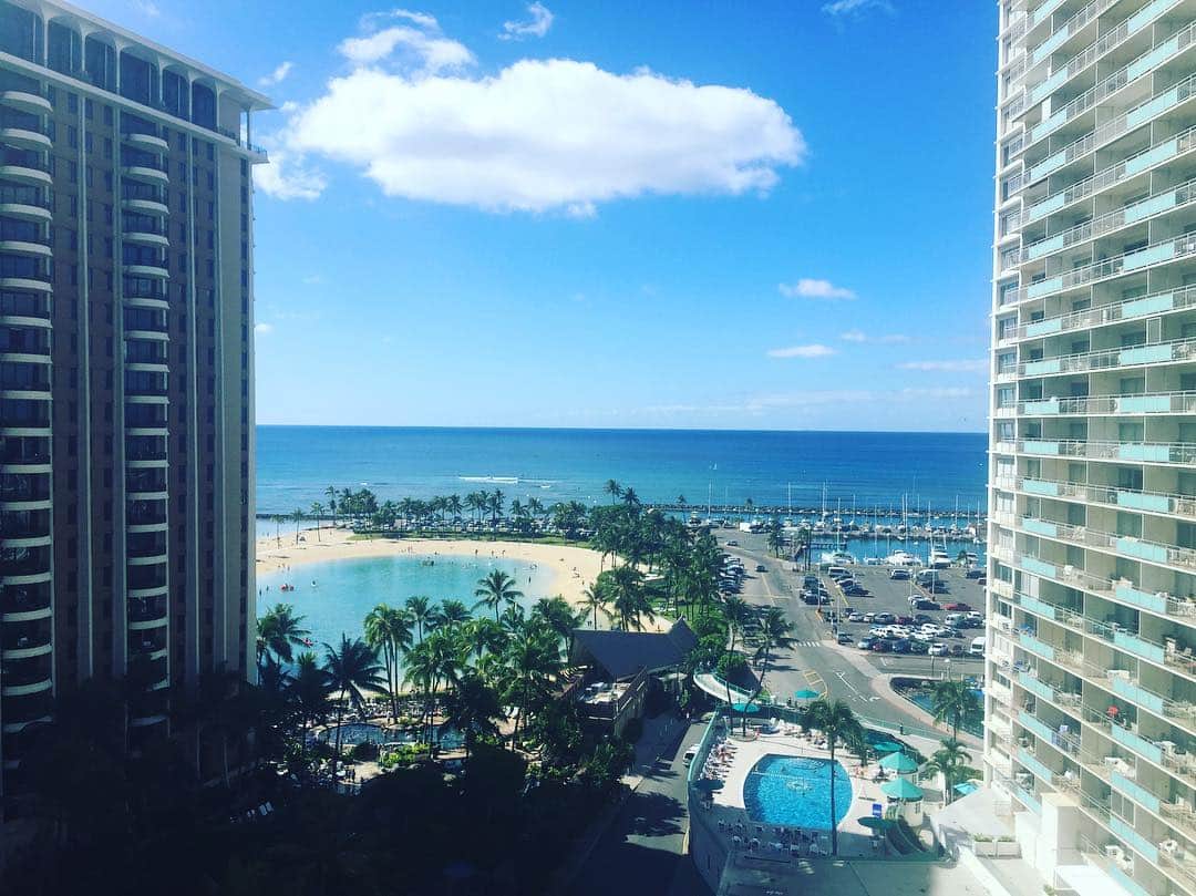 吉田凌のインスタグラム：「ハワイ到着ー！🌺 マジでベランダからの景色綺麗すぎる🏝これからの約1ヶ月の自主トレしっかりやってレベルアップしよ！ #人生初#ハワイ#自主トレ#海#綺麗すぎる#時差ボケ#暑い☀️」