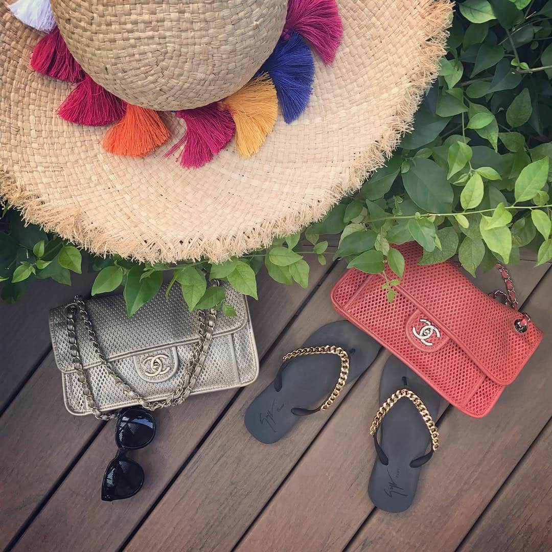 のインスタグラム：「#beachstyle . 👒#katespade 👡#giuseppezanotti 👛#chanel」