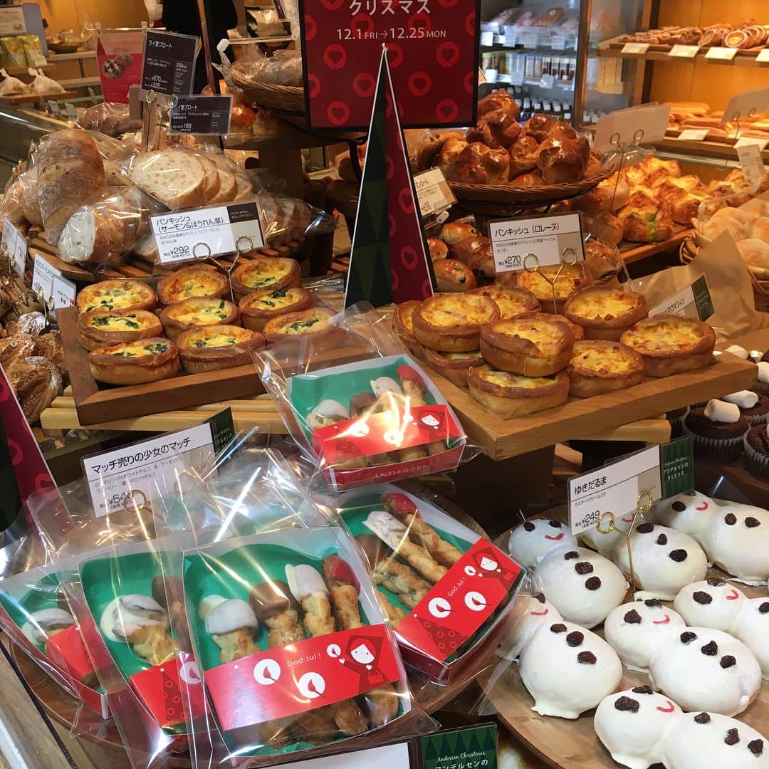 ANDERSEN アンデルセンさんのインスタグラム写真 - (ANDERSEN アンデルセンInstagram)「今日はクリスマス🎄 . アンデルセンのお店も、 クリスマスらしいパンでいっぱいです。 . ディナーには、穀物入りで味わい深い バラエティブレッドをどうぞ。 . どうぞヒュッゲで心温まるクリスマスを♪ . #アンデルセン #ベーカリー #パン #デンマーク #ヒュッゲ #クリスマス #メリークリスマス . #andersen #bakery #bread #instabread #christmas #GodJul #Jul」12月25日 9時08分 - andersen_official_jp
