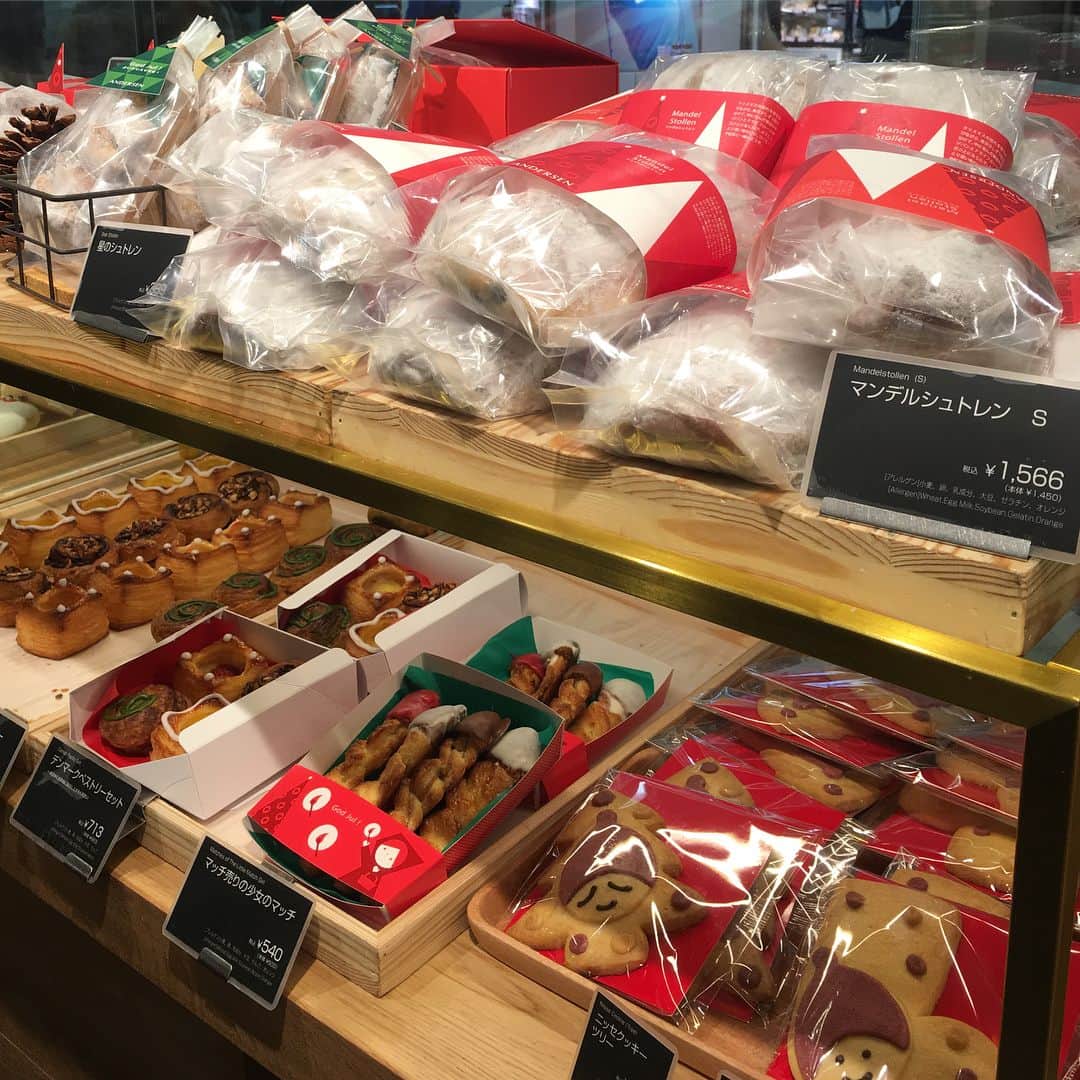 ANDERSEN アンデルセンさんのインスタグラム写真 - (ANDERSEN アンデルセンInstagram)「今日はクリスマス🎄 . アンデルセンのお店も、 クリスマスらしいパンでいっぱいです。 . ディナーには、穀物入りで味わい深い バラエティブレッドをどうぞ。 . どうぞヒュッゲで心温まるクリスマスを♪ . #アンデルセン #ベーカリー #パン #デンマーク #ヒュッゲ #クリスマス #メリークリスマス . #andersen #bakery #bread #instabread #christmas #GodJul #Jul」12月25日 9時08分 - andersen_official_jp