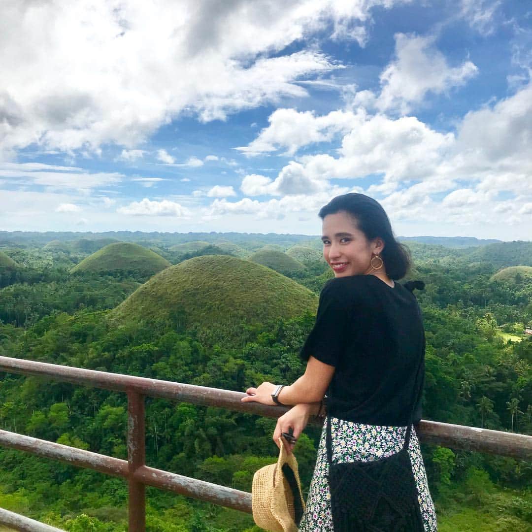 のインスタグラム：「. CHOCOLATE HILLS🍫⛰ ポコポコ山🌳🌳🌳 #まみ留学 #まみinセブ #まみtrip #3Dacademy #cebu #セブ #留学 #boholisland #chocolatehills」