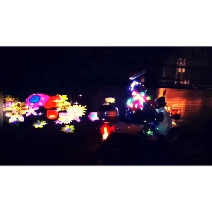 フワちゃんのインスタグラム：「MERRY X'MAS!!!! _ 時速30kmイルミネーション プロジェクションマッピングと電飾で、キラキラ排気ガス！ _ #japan #japanese #projectionmapping #japanesgirl #クリスマス #xmas #chrismas #tokyo #tokio #プロジェクションマッピング #art #cute #movie #イルミネーション #illumination #happy #バイク女子 #東京 #六本木 #恵比寿 #渋谷 #原宿 #キラキラ #電飾 #christmaslights #ninja #christmas2017 #santa  #christmasparty #artgang」