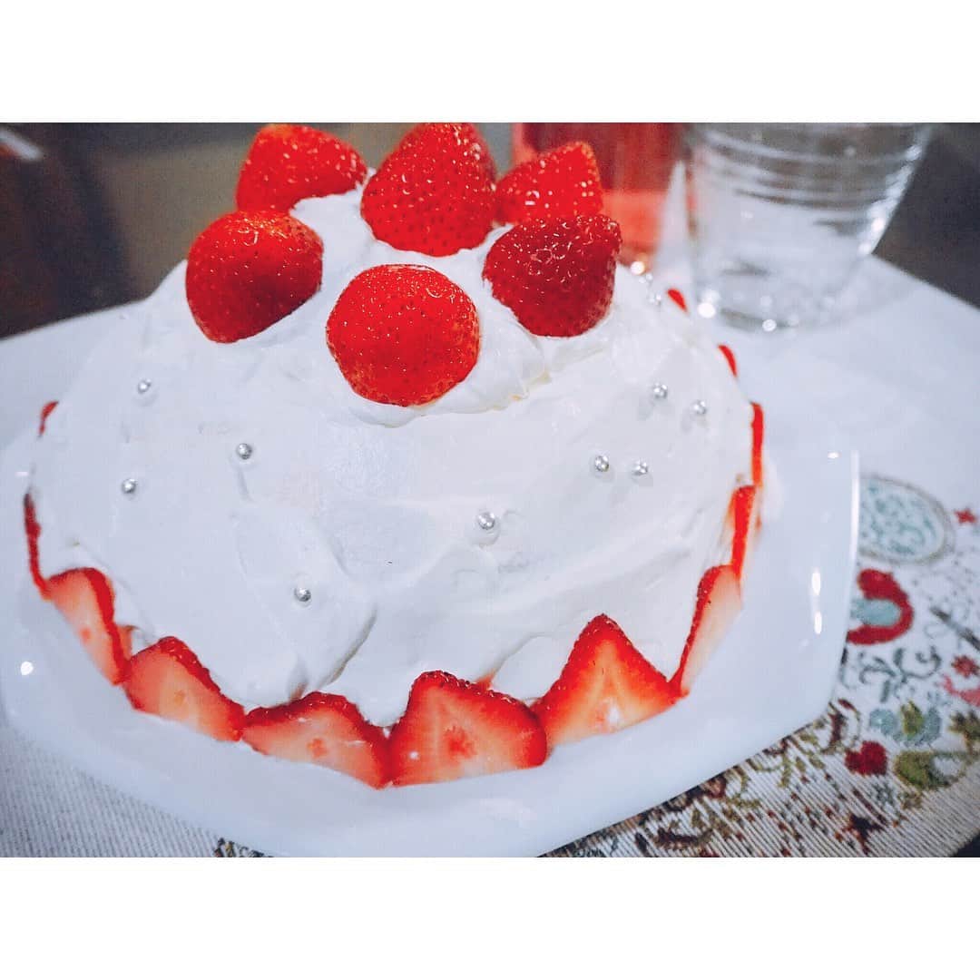 森高愛さんのインスタグラム写真 - (森高愛Instagram)「弟が寮から帰って来てたので張り切っていちごのドームケーキを作ったよ〜🎂💗 . #ドームケーキ #いちごのケーキ #クリスマスケーキ」12月25日 19時40分 - ai_moritaka_official