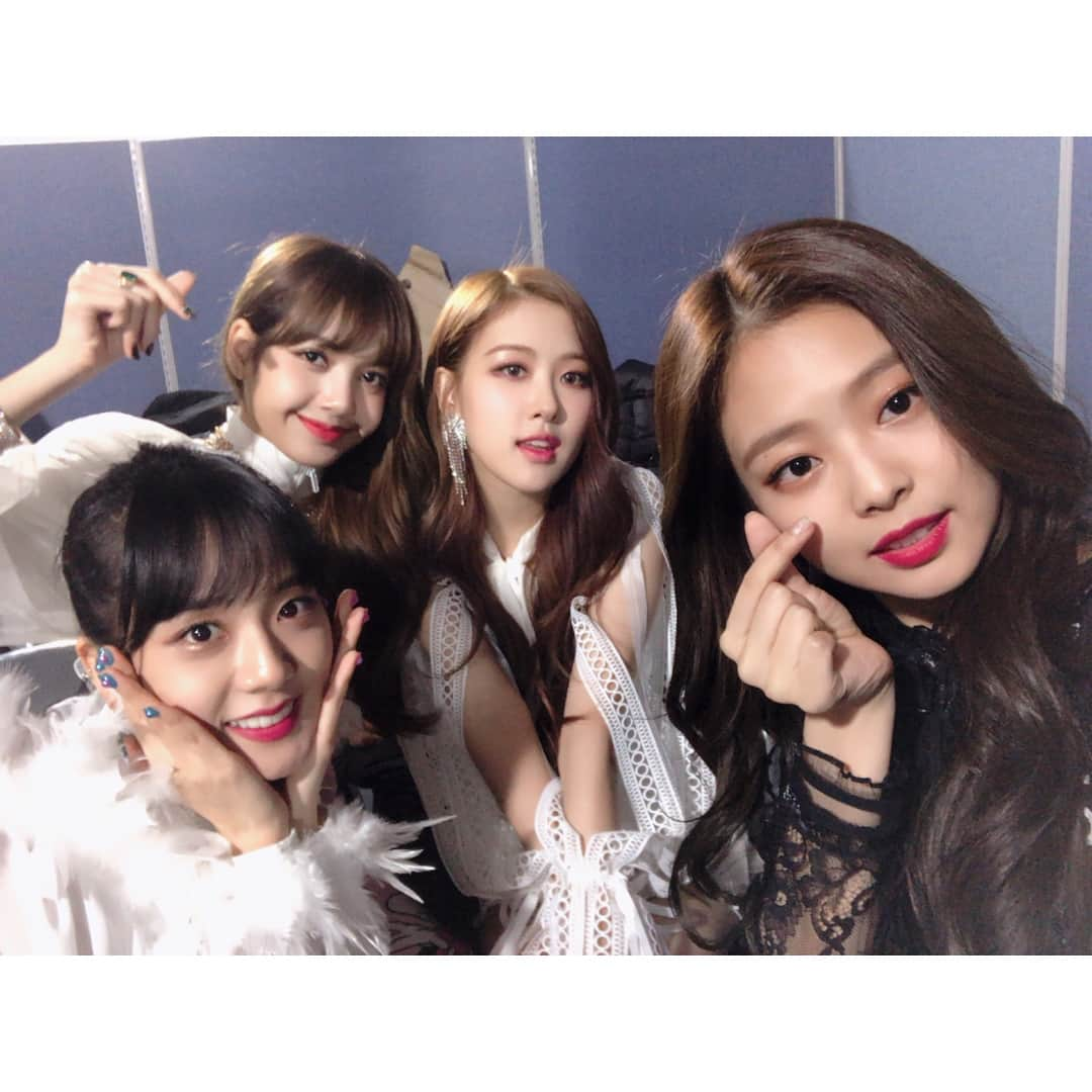 BLACKPINKさんのインスタグラム写真 - (BLACKPINKInstagram)「#BLACKPINK#BLINK#SOHOT#MERRYCHRISTMAS#WELOVEYOU#블랙핑크#블핑#블링크#메리크리마쓰#쏘핫#무대#어땠어#사랑해 🎄❤️」12月25日 20時00分 - blackpinkofficial