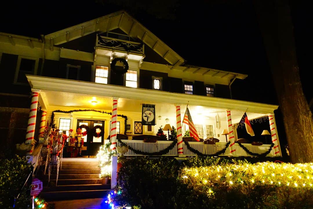 辰巳奈都子さんのインスタグラム写真 - (辰巳奈都子Instagram)「MERRY CHRISTMAS🎁 ノースカロライナ州アッシュビルのb&bで🎄  家族経営のb&bが大好きです。  オーナーさんがコツコツ集めたクリスマスグッズが可愛らしい邸宅で、とても素敵な時間を過ごせました。 #merrychristmas  #bedandbreakfast  #america  #usa #northcarolina  #asheville  #abbingtongreen  #クリスマス」12月25日 12時43分 - tatsumi_natsuko