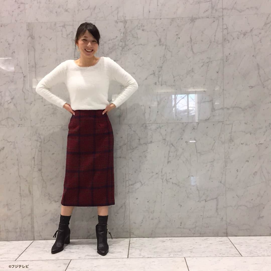 フジテレビ「めざましテレビ」さんのインスタグラム写真 - (フジテレビ「めざましテレビ」Instagram)「12月25日（月）きょう何着て行く？ ・ 【東京・最高気温15℃☀️】 ファッション雑誌CanCamとコラボした お天気コーナー「きょう何着て行く？」 阿部華也子ちゃんの毎日のコーデを紹介♪ ・ 【きょうのコーデ】 コート→#COCODEAL 2万9000円 ニット→#BERADIANCE 6900円 スカート→#ECLIN 8500円 靴→#ESPERANZA 8900円 ストール→#フェリーチェレガーロ 1万3000円 ピアス→#フィフティーンステアーズバイステラハリウッド 3500円 ・ 【コーデのポイント】 きょうはクリスマス🎅 赤のチェックスカートで決めてみました🎄 アウターはグレーとベージュをミックスした 〝グレージュカラー〟のコートを合わせて 優しげな雰囲気に仕上げましたよ☘️ きょうの東京は風が強くなりそう🌬 タイトスカートでかわいくしてお出かけしましょう✨ ・ #めざましテレビ #きょう何着て行く？ #阿部華也子 #今日のコーデ#コーデ #CanCam #タイトスカート#チェック#クリスマスコーデ #ファーポケット #今日のファッション#ootd #きょう何着て行く？は月〜金朝6時22分ごろ放送中！」12月25日 12時39分 - mezamashi.tv