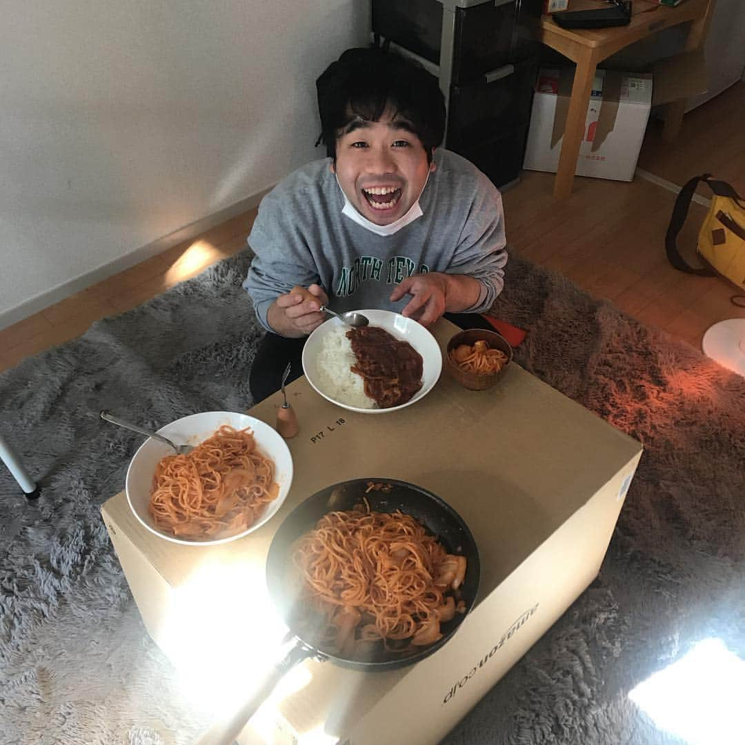 舟生 侑大さんのインスタグラム写真 - (舟生 侑大Instagram)「クリスマス昼ごはん  #朝の清掃終わり #たるみが遊びきた #残ったハヤシライス #そして舟生のナポリタン #テーブルはダンボール #いい一日のスタート」12月25日 12時58分 - funyuyudai