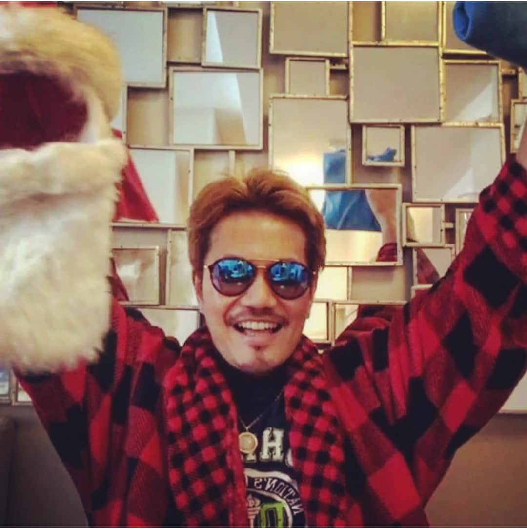 ATSUSHIさんのインスタグラム写真 - (ATSUSHIInstagram)「#atsushizm  EXILE ATSU…、じゃなくて、#スナちゃんプレゼント “クリスマスプレゼント企画”をインスタライブで観てくださったみなさん、ありがとうございます‼️(^ ^) というわけで、EXILE ATSUSHIなのか、スナちゃんなのかもう分からなくなってきましたが（笑）、26日の午前0:00までクリスマスプレゼント企画の応募を受け付けております‼️(^ ^) 二つの応募方法をここに掲載させていただきます(^ ^) . . 1. インスタグラムに #スナちゃんプレゼント をハッシュタグに付けていただいて、EXILE ATSUSHI、スナちゃんへの想いを投稿していただく‼️ . . ⭐️当選した方は @mosskitayama のインスタグラムから直接ダイレクトメールが行きますのでよろしくお願いいたします(^ ^) . . 2. インスタグラムに鍵をかけていらっしゃる方々のために、僕のオフィシャルインスタグラムの方に、EXILE ATSUSHI、スナちゃんへの想いを、ダイレクトメッセージで送っていただく‼️ . この際に、送り先のことなどもありますので、住所、電話番号、メールアドレスなどお忘れなく‼️（笑） . ちなみに、これは外部の方は見れませんので、個人情報に関してはご安心ください(^ ^) . . 賞品の発送は到着は、2018年の1〜2月ごろになります‼️. ご了承ください(^ ^) . . クリスマスプレゼントは以下5点です‼️ . ☆ワシントンD.C. 記念Tシャツ二枚 ☆ATSUSHI愛用⁉️サングラス ☆スナちゃん愛用バスローブ ☆サンタクロースコスチューム  全てサイン入りです‼️. . ぜひ、ドシドシご応募お待ちしております(^ ^) . . さてと、新しいバスローブ買いに行かないと…涙（笑） . . 🚨この投稿前に応募していただいた方もちゃんと受付けてますのでご心配なく‼️」12月25日 14時13分 - exile_atsushi_official