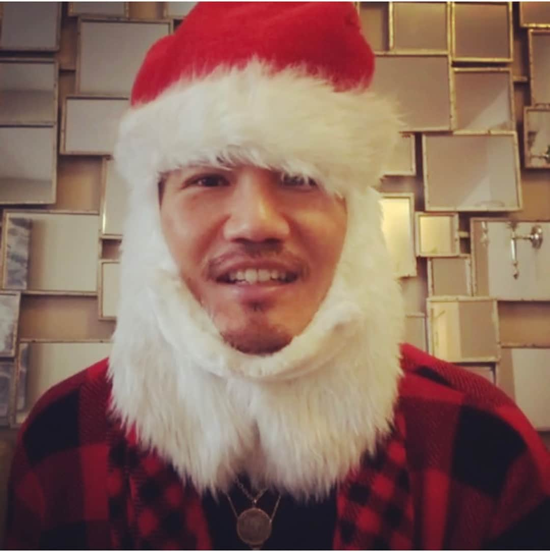 ATSUSHIさんのインスタグラム写真 - (ATSUSHIInstagram)「#atsushizm  EXILE ATSU…、じゃなくて、#スナちゃんプレゼント “クリスマスプレゼント企画”をインスタライブで観てくださったみなさん、ありがとうございます‼️(^ ^) というわけで、EXILE ATSUSHIなのか、スナちゃんなのかもう分からなくなってきましたが（笑）、26日の午前0:00までクリスマスプレゼント企画の応募を受け付けております‼️(^ ^) 二つの応募方法をここに掲載させていただきます(^ ^) . . 1. インスタグラムに #スナちゃんプレゼント をハッシュタグに付けていただいて、EXILE ATSUSHI、スナちゃんへの想いを投稿していただく‼️ . . ⭐️当選した方は @mosskitayama のインスタグラムから直接ダイレクトメールが行きますのでよろしくお願いいたします(^ ^) . . 2. インスタグラムに鍵をかけていらっしゃる方々のために、僕のオフィシャルインスタグラムの方に、EXILE ATSUSHI、スナちゃんへの想いを、ダイレクトメッセージで送っていただく‼️ . この際に、送り先のことなどもありますので、住所、電話番号、メールアドレスなどお忘れなく‼️（笑） . ちなみに、これは外部の方は見れませんので、個人情報に関してはご安心ください(^ ^) . . 賞品の発送は到着は、2018年の1〜2月ごろになります‼️. ご了承ください(^ ^) . . クリスマスプレゼントは以下5点です‼️ . ☆ワシントンD.C. 記念Tシャツ二枚 ☆ATSUSHI愛用⁉️サングラス ☆スナちゃん愛用バスローブ ☆サンタクロースコスチューム  全てサイン入りです‼️. . ぜひ、ドシドシご応募お待ちしております(^ ^) . . さてと、新しいバスローブ買いに行かないと…涙（笑） . . 🚨この投稿前に応募していただいた方もちゃんと受付けてますのでご心配なく‼️」12月25日 14時13分 - exile_atsushi_official