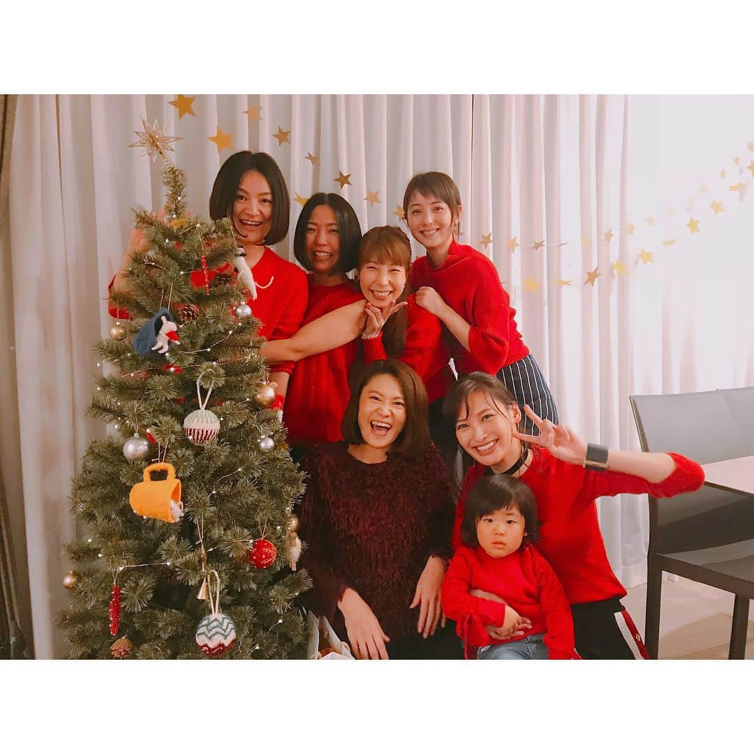 佐々木希さんのインスタグラム写真 - (佐々木希Instagram)「我が家で クリスマスパーティを🎄 全員赤のお洋服❤️ プレゼント交換などもしてみたり…🎁 #Christmas#クリスマスパーティ#ホームパーティ#いつもの人々」12月25日 14時25分 - nozomisasaki_official