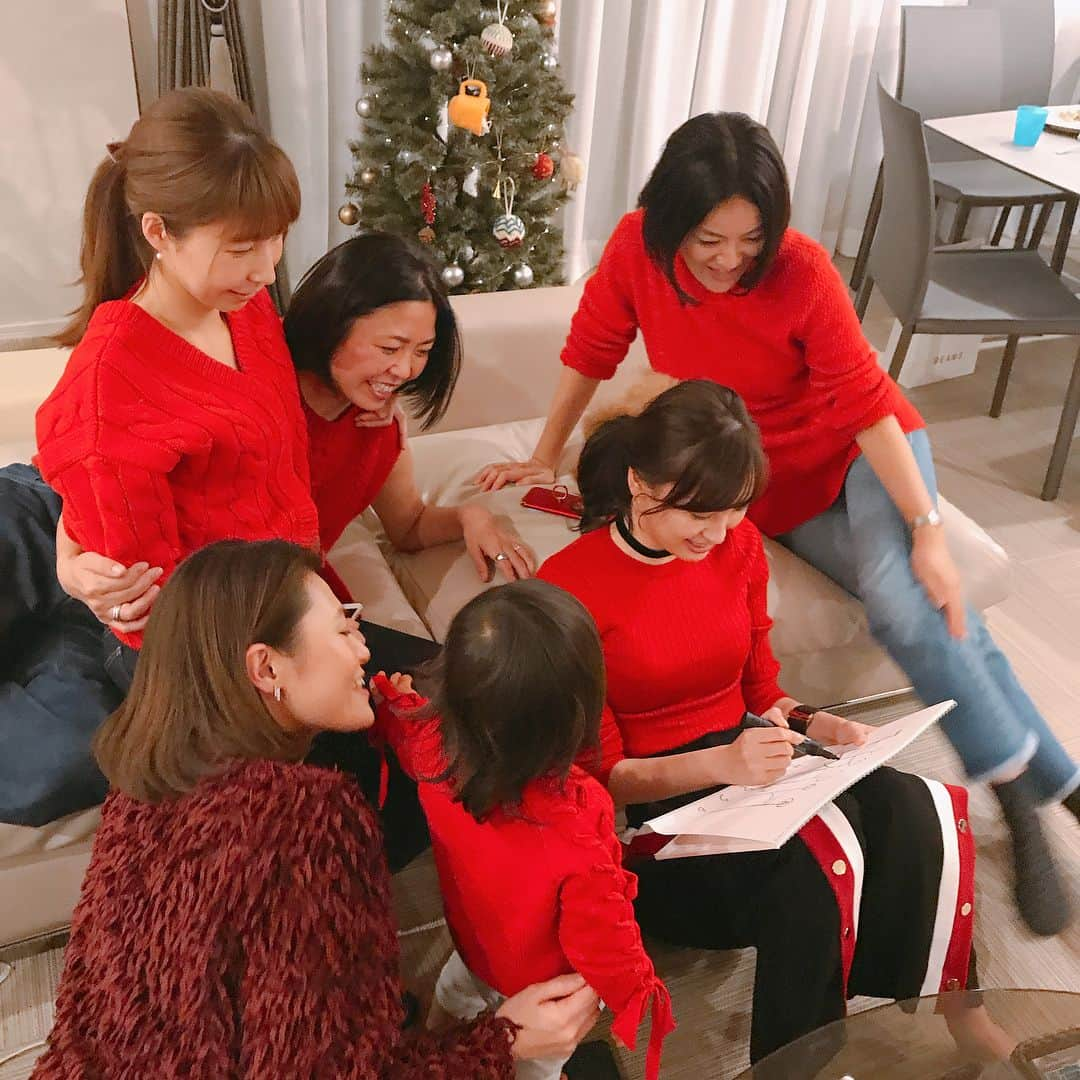 佐々木希さんのインスタグラム写真 - (佐々木希Instagram)「我が家で クリスマスパーティを🎄 全員赤のお洋服❤️ プレゼント交換などもしてみたり…🎁 #Christmas#クリスマスパーティ#ホームパーティ#いつもの人々」12月25日 14時25分 - nozomisasaki_official