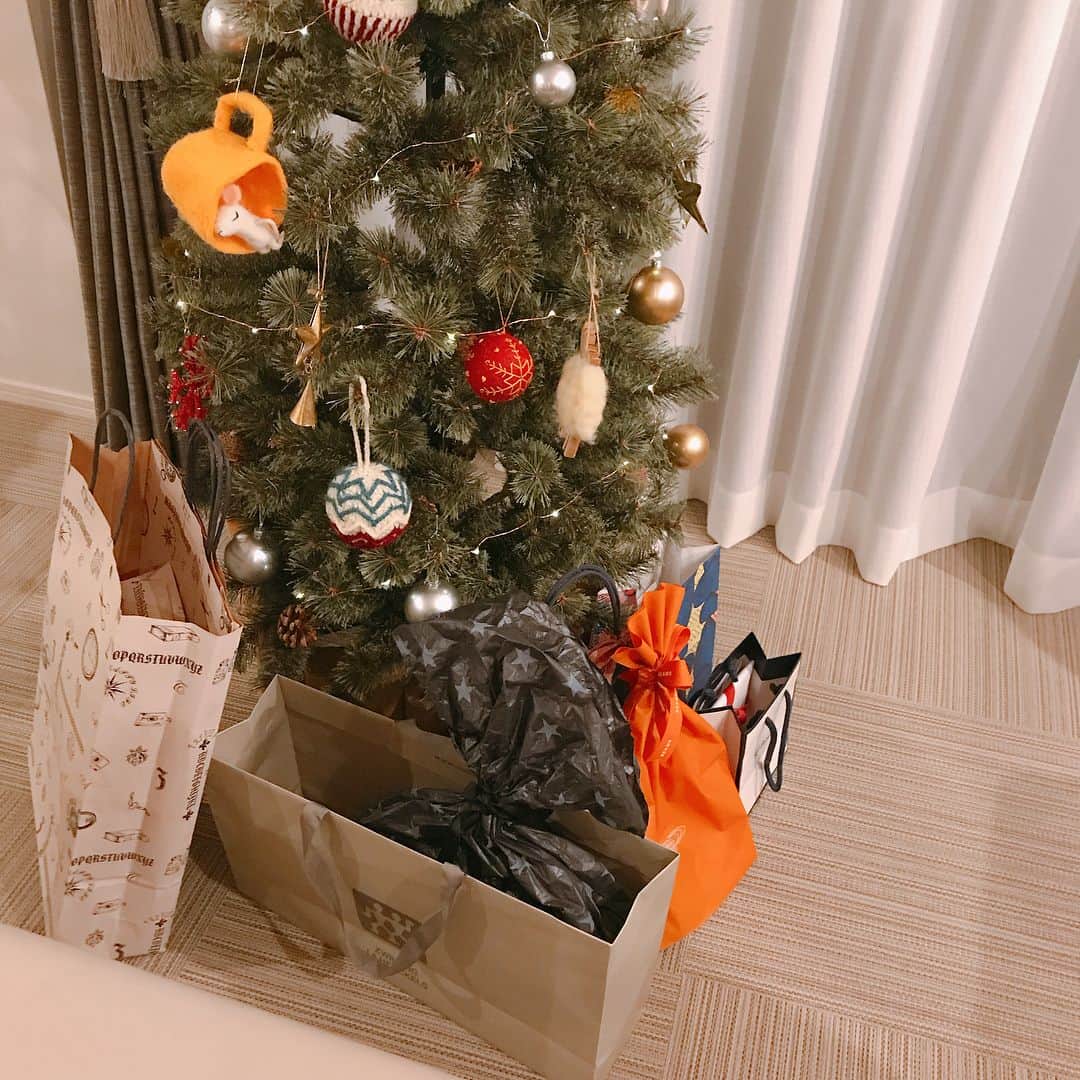 佐々木希さんのインスタグラム写真 - (佐々木希Instagram)「我が家で クリスマスパーティを🎄 全員赤のお洋服❤️ プレゼント交換などもしてみたり…🎁 #Christmas#クリスマスパーティ#ホームパーティ#いつもの人々」12月25日 14時25分 - nozomisasaki_official