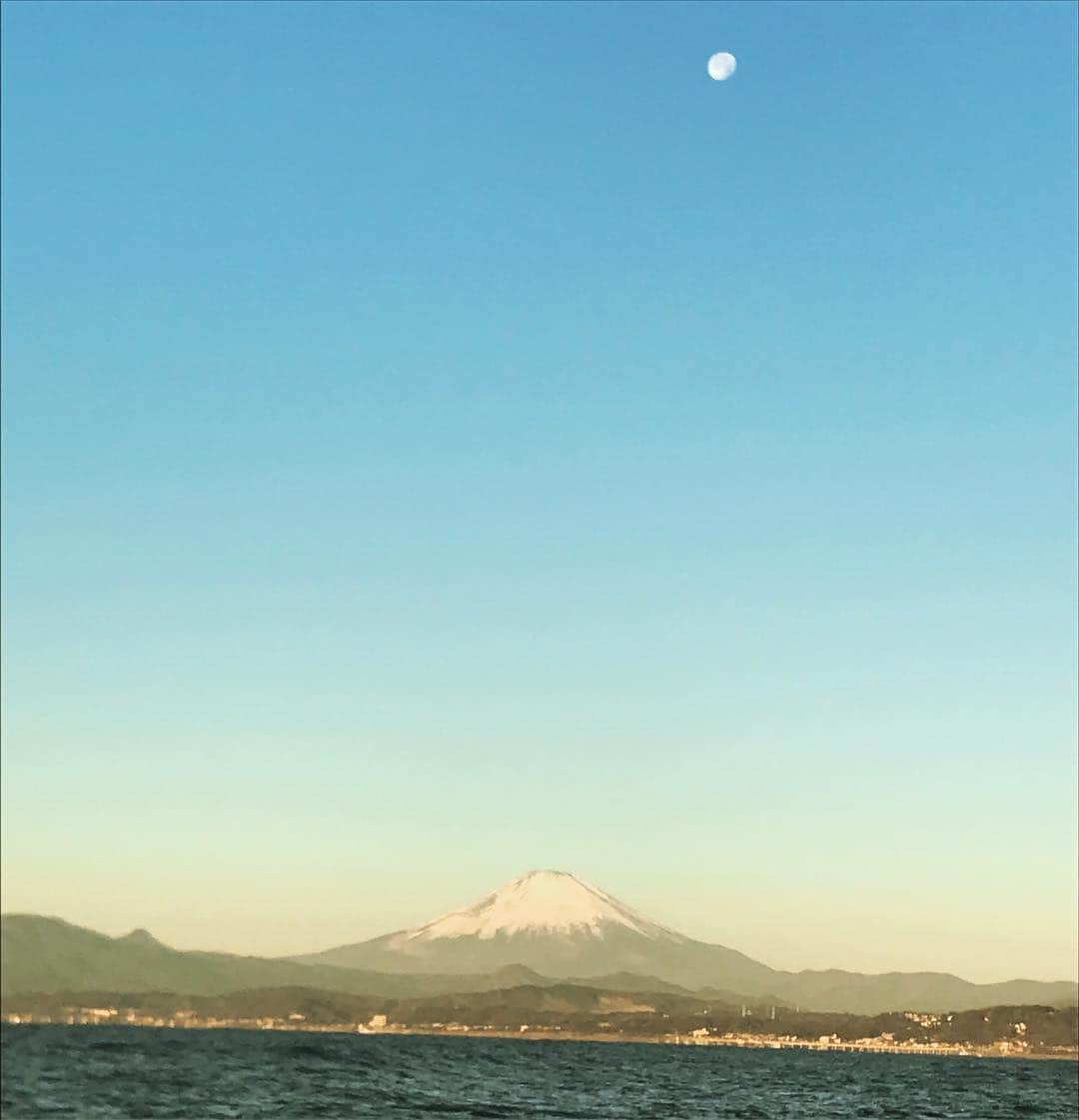 川田紳司さんのインスタグラム写真 - (川田紳司Instagram)「#釣空 #富士山から月がポーン」12月25日 14時38分 - shinji_kawada