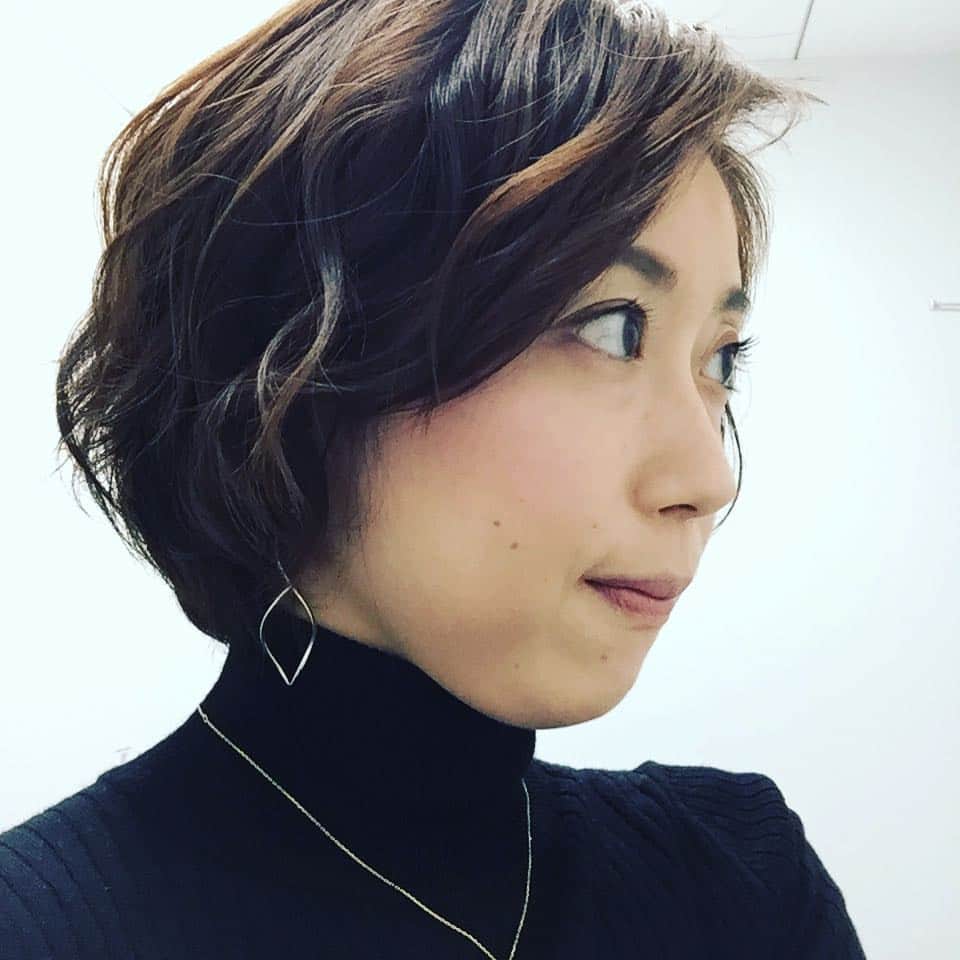 倉野麻里さんのインスタグラム写真 - (倉野麻里Instagram)「間が空いてしまいましたが、今日の髪の毛くるくる具合がとても好みだったので撮ってみました。メイク仕上げしてませんが。そんな今日は#Merry Christmas#良き一日になりますように」12月25日 15時00分 - marikurano