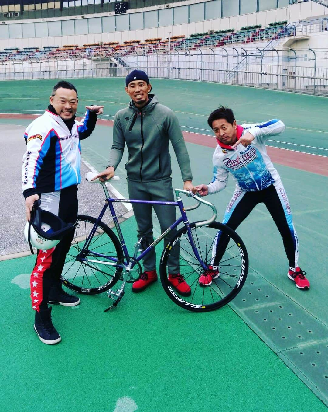 藤井淳志さんのインスタグラム写真 - (藤井淳志Instagram)「いつも仲良くしてもらってる競輪選手の縁で、自主トレで名古屋競輪場へ！ バンクの角度にビビったΣ（ﾟдﾟlll） 選手が最も嫌がる1000mのタイム計測のメニューのビフォーアフター(-_-;) 終わった後は完全に自分の足じゃなくなってたわ＿|￣|○ 競輪選手ってホントに凄え！ ３０日の名古屋競輪場でのイベント出るんやけど、そのネタも作れたし良かった良かった♪(´ε｀ ) #藤井淳志#中日ドラゴンズ#fj4#名古屋競輪#鰐渕さん#光岡さん#乳酸の出方ハンパない#30日のイベント楽しみや」12月25日 15時29分 - atsushi.fj4