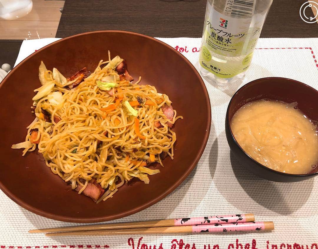 ヒラヤマンのインスタグラム：「今日のお昼ごはん！ #塩焼きそば #玉ねぎともやしの味噌汁 #もやし #すぐダメになる #クリスマスディナーの準備しなきゃ」