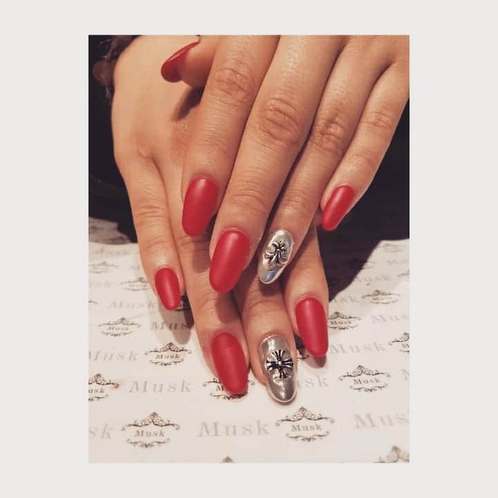 永井日菜のインスタグラム：「NEWnail❤ #ネイル #nail #ネイルアート #nails #ネイルデザイン#マットネイル #クロムハーツ #クロムネイル #レッド #赤マット」