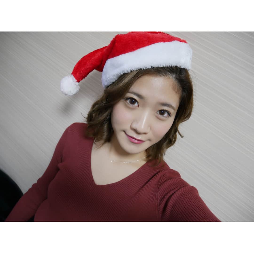 のインスタグラム：「Merry Christmas🎅🎄 朝起きたら枕元にクリスマスプレゼント…………ありませんでした(´･ ･`) 靴下置いておくの忘れたからかな(´･ ･`) ずっと欲しかった一眼レフ📷画質が良すぎる！ #merrychristmas #christmas #merryxmas #santa #サンタ #みなかサンタ #everydayhappy」