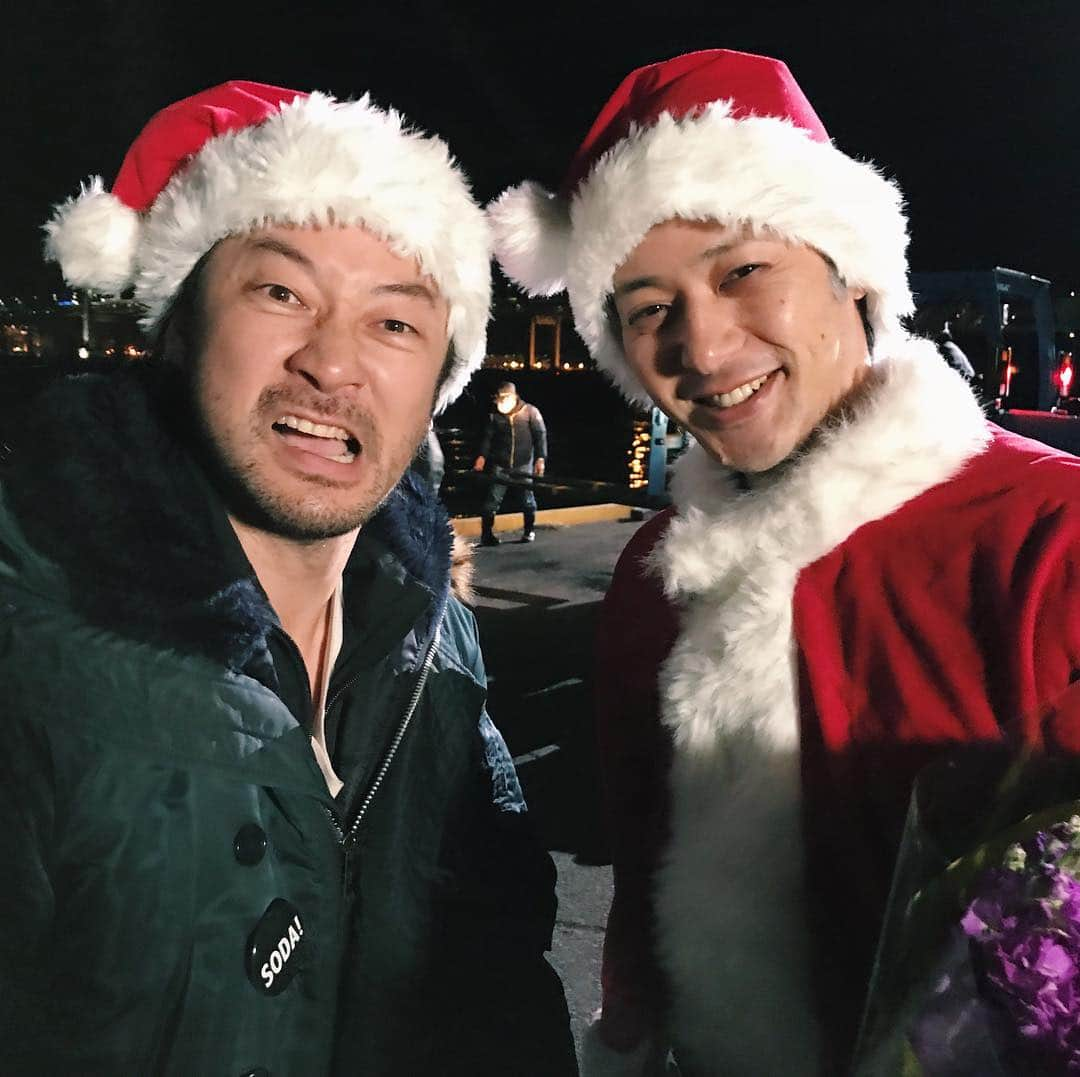 フジテレビ「刑事ゆがみ」のインスタグラム：「. ‪——————————————‬ ‪Happy Merry Christmas🎅🏻🎄‬ ‪——————————————‬ ‪ゆがみロスをお迎えの皆さまに 刑事ゆがみからクリスマスプレゼントです🎁‬ ‪今宵、素敵な夜をお過ごし下さい🌙♥️‬ . ‪#刑事ゆがみ #メリクリ‬ ‪#弓神サンタ #横島サンタ‬」