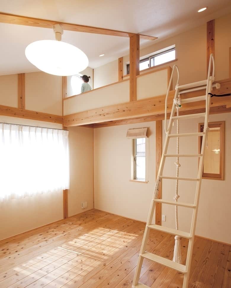 ワーク・アンド・デザイン株式会社のインスタグラム：「#施工事例#工務店#設計#新築#注文住宅#自由設計#家#住宅#間取り#くらし#自然素材#ナチュラルテイスト#無垢フローリング#勾配天井#梁#ダウンライト#ロフト」