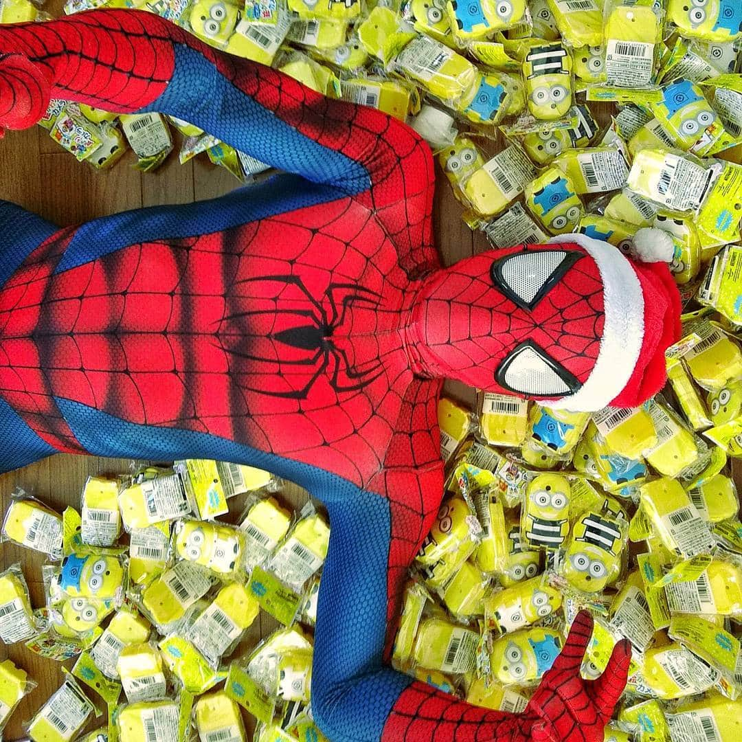 Japanese Spidermanさんのインスタグラム写真 - (Japanese SpidermanInstagram)「今年のクリスマスシーズンはスパイダーマン人生の中で一番忙しかった。  おかげで全身筋肉痛(T_T)  ただ、たくさんの子供たちにプレゼントを配布でき、良き思い出を刻めたとなると嬉しく思う。  それが僕への最大のクリスマスプレゼントだ。  わざわざ会いに来てくれたフォロワー様ありがとうございました。  #スパイダーマン#ミニオン#クリスマス#プレゼント#spiderman#usj#銀座#ginza #表参道#原宿#omotesando #harajuku #サンタ#サンタコス#ヒーロー#夜景#子供#コスプレ#cosplay#イブ#クリスマスプレゼント#夜#xmas #自撮り#セルフィー #メリークリスマス」12月25日 18時41分 - takemix5271