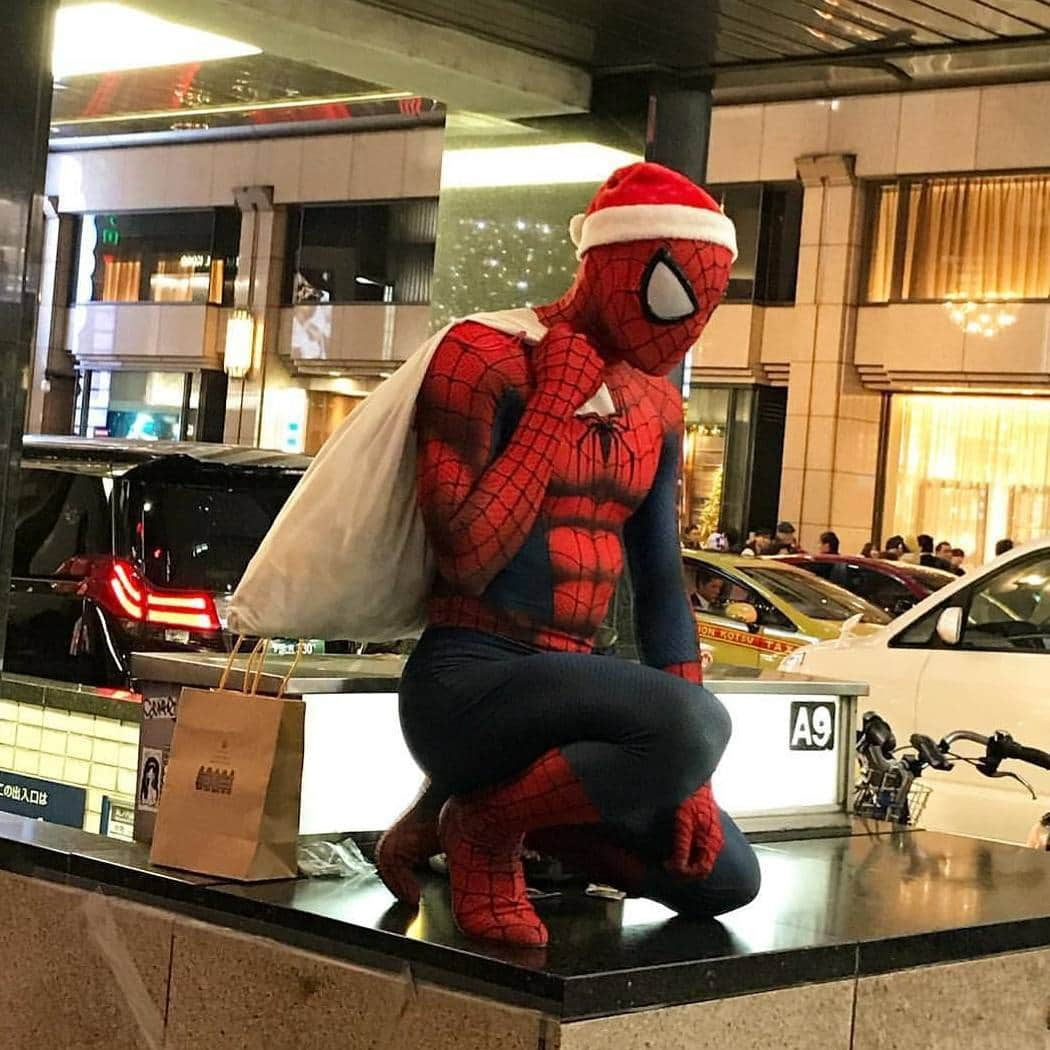 Japanese Spidermanさんのインスタグラム写真 - (Japanese SpidermanInstagram)「今年のクリスマスシーズンはスパイダーマン人生の中で一番忙しかった。  おかげで全身筋肉痛(T_T)  ただ、たくさんの子供たちにプレゼントを配布でき、良き思い出を刻めたとなると嬉しく思う。  それが僕への最大のクリスマスプレゼントだ。  わざわざ会いに来てくれたフォロワー様ありがとうございました。  #スパイダーマン#ミニオン#クリスマス#プレゼント#spiderman#usj#銀座#ginza #表参道#原宿#omotesando #harajuku #サンタ#サンタコス#ヒーロー#夜景#子供#コスプレ#cosplay#イブ#クリスマスプレゼント#夜#xmas #自撮り#セルフィー #メリークリスマス」12月25日 18時41分 - takemix5271