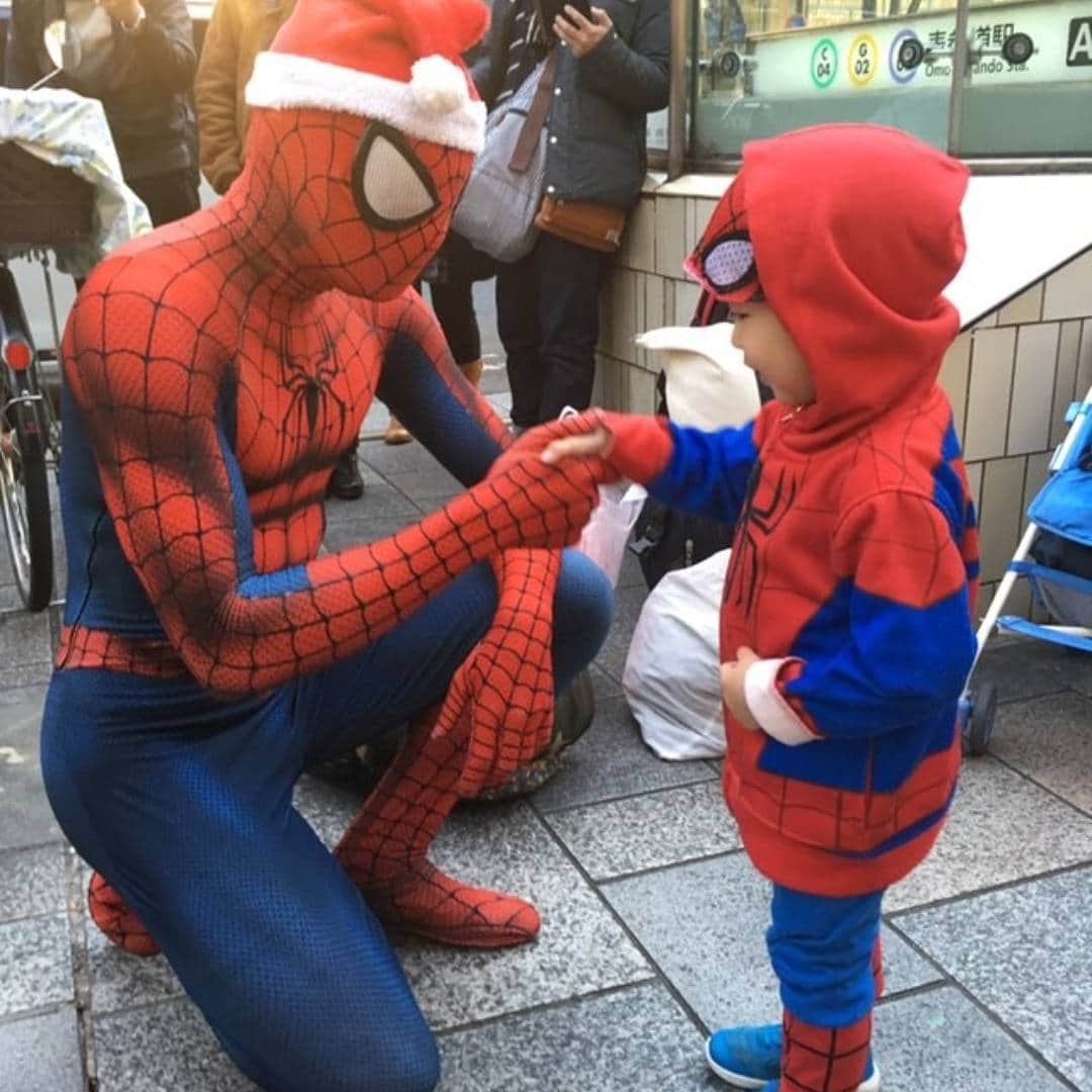 Japanese Spidermanさんのインスタグラム写真 - (Japanese SpidermanInstagram)「今年のクリスマスシーズンはスパイダーマン人生の中で一番忙しかった。  おかげで全身筋肉痛(T_T)  ただ、たくさんの子供たちにプレゼントを配布でき、良き思い出を刻めたとなると嬉しく思う。  それが僕への最大のクリスマスプレゼントだ。  わざわざ会いに来てくれたフォロワー様ありがとうございました。  #スパイダーマン#ミニオン#クリスマス#プレゼント#spiderman#usj#銀座#ginza #表参道#原宿#omotesando #harajuku #サンタ#サンタコス#ヒーロー#夜景#子供#コスプレ#cosplay#イブ#クリスマスプレゼント#夜#xmas #自撮り#セルフィー #メリークリスマス」12月25日 18時41分 - takemix5271