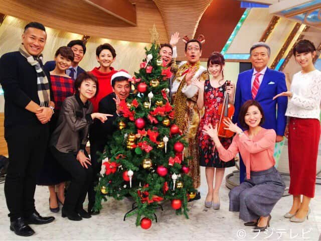 フジテレビ「とくダネ！」のインスタグラム：「happy merry Xmas🎄💖 みなさん、ステキなクリスマスを過ごしてますか😌？ 今日のとくダネはスペシャルプレゼントで、ピコ太郎さんと美しすぎるヴァイオリニスト岡部磨知さんにクリスマスメドレーを披露してもらいました🎻🍎 ご覧いただけたでしょうか💓？ #とくダネ #とくダネファミリー #PPAP #クリスマスバージョン #ピコ太郎 #美しすぎるヴァイオリニスト #岡部磨知」