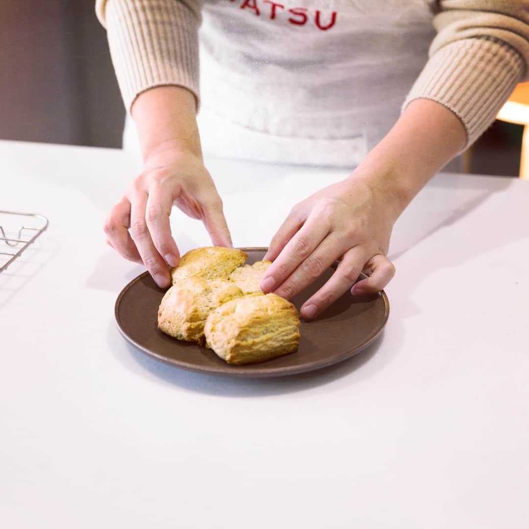 なかしましほ（foodmood）さんのインスタグラム写真 - (なかしましほ（foodmood）Instagram)「おやつミックスアレンジレシピ「スコーン」動画を公開しました。外側カリッ、中はふんわりのスコーン、@nakashimarecipe を見て下さいね。クッキーBOXが当たるなかしま賞の発表は明日！ #oyatsuinsta02 #おやつミックス」12月25日 19時02分 - foodmoodshop