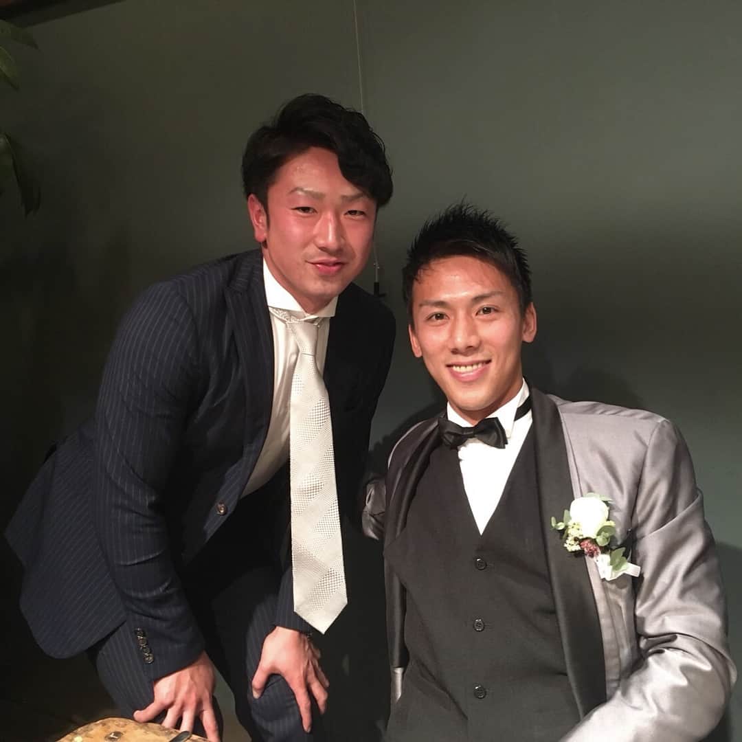 のインスタグラム：「みなさんメリークリスマス！ そして小谷結婚おめでとう！関大一高時代の同級生であり友達！サッカー部キャプテンで全国に行きベスト4！3年間毎日昼ご飯一緒に食べたり、職員室で一緒に勉強したり、2人で真っ暗の中フリーキック対決したり思いでがありすぎて語りきれません。そんな小谷はセレッソ大阪に入り今はロアッソ熊本で頑張ってます。僕も福岡に移籍となり同じ九州で頑張れるなんてすごい縁も感じます。久しぶりに会えて幸せかつ最高の時間でした。 それにしても関大一高のメンバー最高すぎた。笑いすぎた。後輩の和田しんぺいなんかカンボジアでプロサッカー！いろんな刺激受けました。樫根おもろすぎチキン南蛮！ 後は浜一タイガース！小学生の時のチーム。来年は子供たちに活躍してる姿を見せたい、頑張っていきます。 #小谷祐喜 #ロアッソ熊本#結婚#関西大学#関大一高#サッカー#最高#おめでとう#国立#高校サッカー#浜一タイガース#万博球場#uabaseball #西田哲朗」