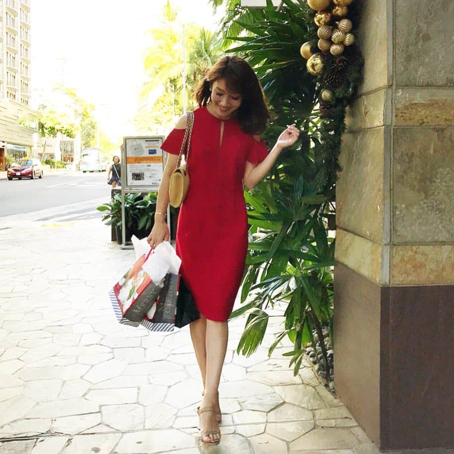 のインスタグラム：「Merry  Christmas🌲 クリスマスイヴだった今日は赤ワンピで🍴🍷 one-piece→#elietahari  sandal→#chembur bag→#helenkaminski ・ #coordinate #outfit #ootd #look #style #fashion #wardrobe #onepiece #red #hawaii #christmas #ママファッション #ママコーデ #ママコーディネート」