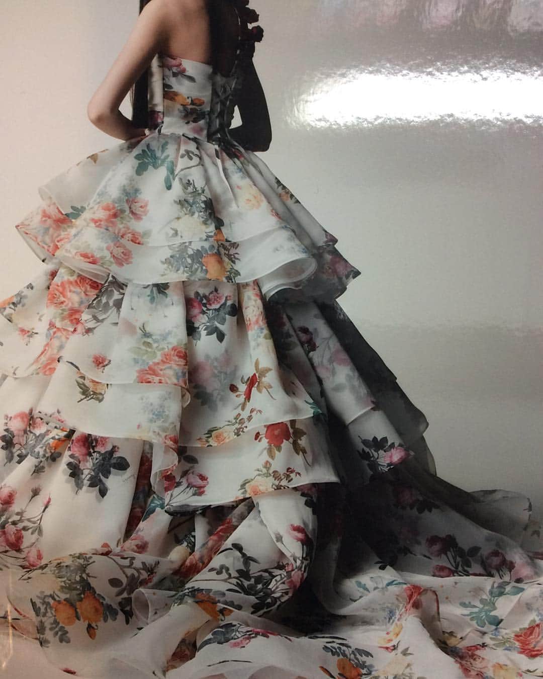 愛ロイヤルウェディングさんのインスタグラム写真 - (愛ロイヤルウェディングInstagram)「#ウェディングドレスレンタル  キュートなドレスだけではなくモード系のドレスもございます。 ぜひご覧ください。  #ウェディングドレス  #カラードレス #ドレス#dress #プリンセスドレス #aラインドレス #プレ花嫁#結婚準備 #ドレスショップ #ドレス迷子 #ドレス選び#ドレス試着 #愛ロイヤルウェディング #愛ロイヤルウエディング #airoyalwedding #marry花嫁#marryxoxo #プラコレ #ドレスピック#drespic #日本中のプレ花嫁さんと繋がりたい #パステルカラードレス #ウェディングドレスレンタル #沖縄挙式 #海外挙式 #フォトプラン #前撮り #後撮り #花嫁  愛ロイヤルウェディング（新宿） TEL 03-6304-5445 完全予約制」12月25日 19時14分 - airoyal.wedding