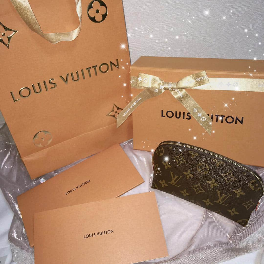 さきぼんさんのインスタグラム写真 - (さきぼんInstagram)「クリスマスのリボンかわいい～🖤 . #louisvuitton #ルイヴィトン #present #プレゼント #thanksgiving #さきぼん購入品 #さきぼんクリスマス🎄 #さきぼんデート」12月26日 5時30分 - sakibon69