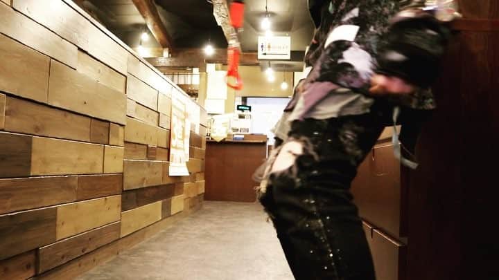マシロンケーキのインスタグラム：「. 居酒屋でピースするだけの動画✌️ #ファッション#新宿#歌舞伎町#自撮り#ホスト#元ホスト#美容#中性#ジェンダーレス男子 #コスプレ#メイク#コスメ#ネイル#fashion #ootd#coordinate#nail#follow#followme #ootd#me#cromehearts#timberland #offwhite #クロムハーツ#ヘアメイク#銀髪#居酒屋」