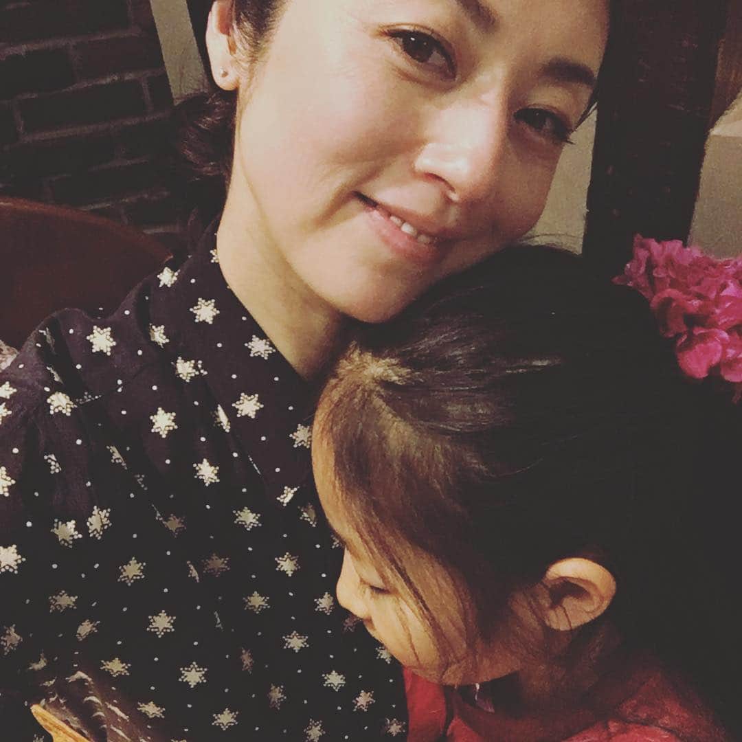 高岡早紀 さんのインスタグラム写真 - (高岡早紀 Instagram)「家族がみんなそろって小さなシアワセの積み重ね。 大事な大事なひとコマ。。。 #クリスマスディナー #娘 #家族全員集合」12月25日 21時29分 - saki_takaoka