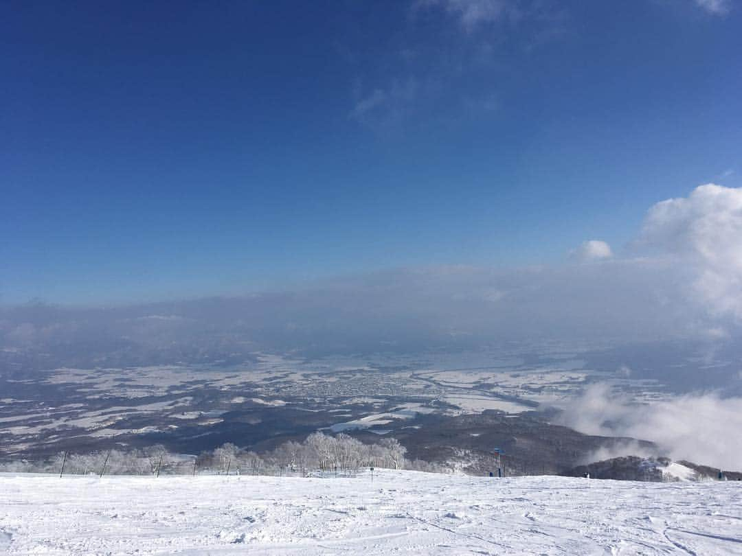 萩原亜咲のインスタグラム：「ニセコでの初滑り。 だんだんと雲が晴れ大きな空が広がった。 冬の空は空気が澄んでどこまでもどこまでも行けそう。 羊蹄は隠れていたけど、うっすら雲とのコントラストもまたよし。  空の青と雲の白って絵に描いて表現するのすごーい難しかったの思い出した。」