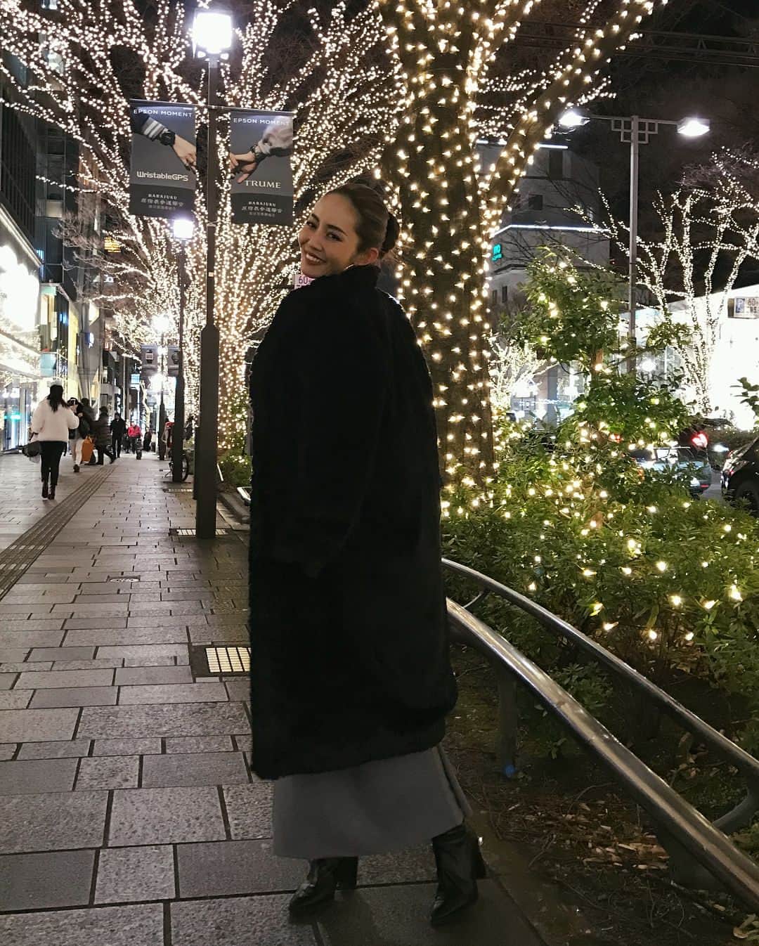 muramiさんのインスタグラム写真 - (muramiInstagram)「happy merry xmas🎄 毎年街中どこ行ってもロマンチック❤️❤️❤️ 年末だな。 にしてもこのエコファーコート想像を超えるあたたかさで寒がりの私がインナーはワンピース1枚でも大丈夫だった🙆‍♀️ 最高！ 顔と耳はめちゃくちゃ寒くてひきつり笑顔w😂 この新作ワンピは今週発売❤️ 皆さま幸せな夜を…😘💓 ・ ・ #merrychristmas#christmasdinner#mieliinvariant #happy#murami#muramistyle」12月25日 23時10分 - murami_716