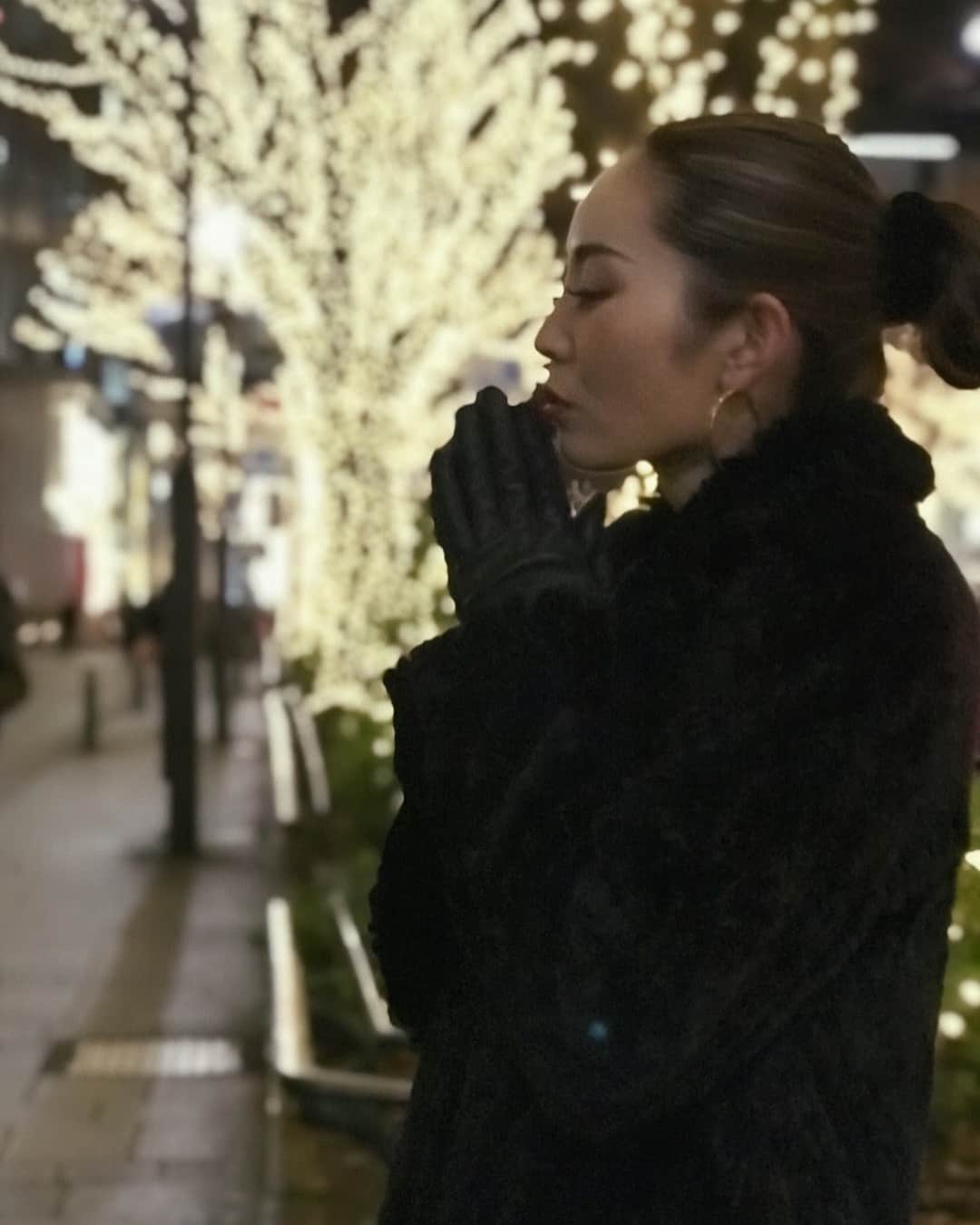 のインスタグラム：「happy merry xmas🎄 毎年街中どこ行ってもロマンチック❤️❤️❤️ 年末だな。 にしてもこのエコファーコート想像を超えるあたたかさで寒がりの私がインナーはワンピース1枚でも大丈夫だった🙆‍♀️ 最高！ 顔と耳はめちゃくちゃ寒くてひきつり笑顔w😂 この新作ワンピは今週発売❤️ 皆さま幸せな夜を…😘💓 ・ ・ #merrychristmas#christmasdinner#mieliinvariant #happy#murami#muramistyle」