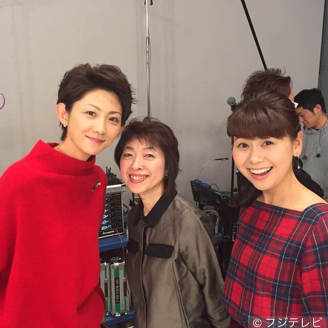 フジテレビ「とくダネ！」のインスタグラム：「夜分遅くにこんばんは|_･｡)ﾉ 今日はどうしても投稿したいもう2枚がありまして…😍 平野リポーターと森本アナ、山中アナのスタジオ裏ショット✨ 実はこの写真、ある人が撮ってくれました…😎 その答えは☞スワイプしてね💕  #とくダネ #平野早苗 #森本さやか #山中章子 #カメラマンは… #よっ！巨匠！ #中の人に売り込みに来てくれた時」