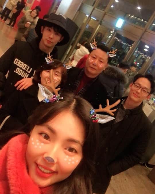 アン・ウヨンさんのインスタグラム写真 - (アン・ウヨンInstagram)「메리크리스마스~ #가족」12月25日 23時48分 - an_wooyeon