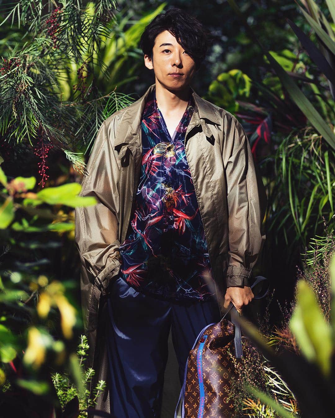 長山一樹のインスタグラム：「男は服一つ選ぶのに権威の裏付けや物語を必要とし、着るための根拠を歴史やら偉人の名言から探そうともする。しかしそのような心理にいつも支えられている。 最新号UOMOのルイヴィトンのページで高橋一生さんを撮影しました。 @uomo_magazine #louisvuitton  Model #高橋一生  Photo #kazukinagayamaworks  #photography #photographer #hasselblad #h6d50c #fashionportrait #simplicity #authentic」