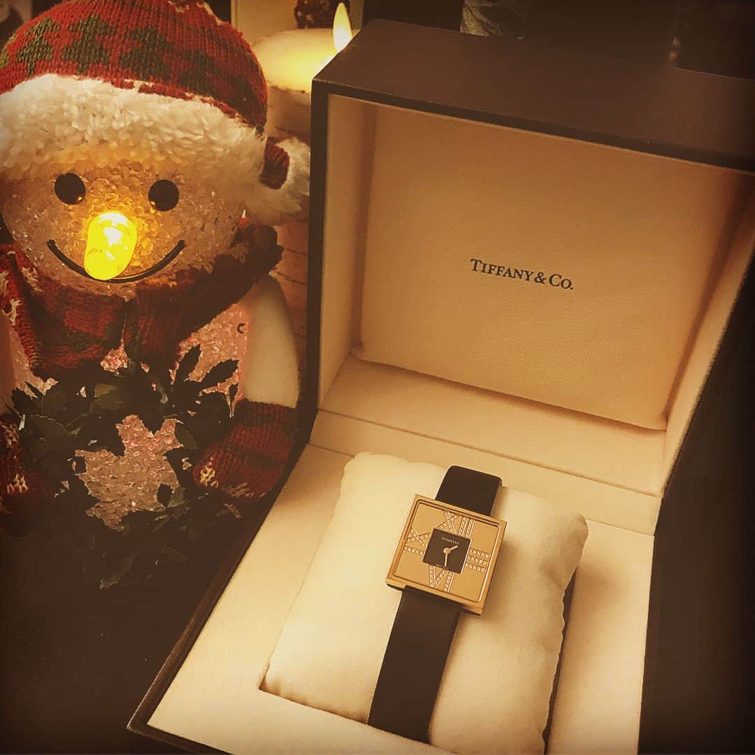 芹澤つばさのインスタグラム：「merry Xmas🎄✨ ずっと時計つけてこなかったけど、色々ドンピシャすぎるやつ🤩 #ちなみにこの雪だるまはゆきおくん⛄️ 大事に使おう(*^ω^*) #Tiffany#ティファニーアトラススクエア#クリスマス🎄🎅🎁」