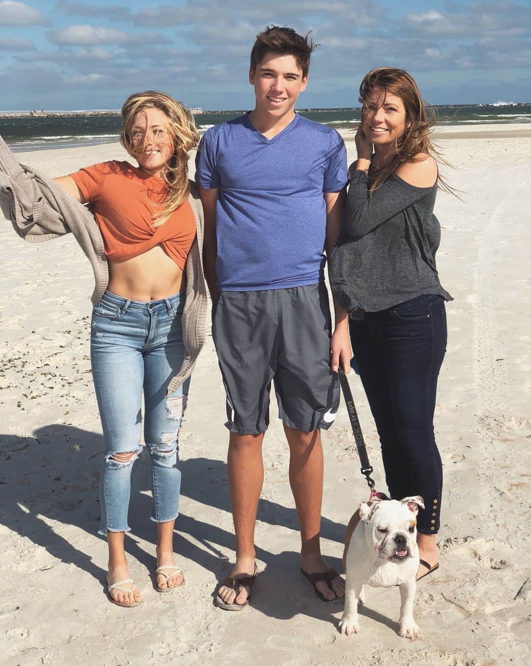 Sierra Brooksのインスタグラム：「Beachin it with the bulldog... Merry Christmas! 🏝🎄」