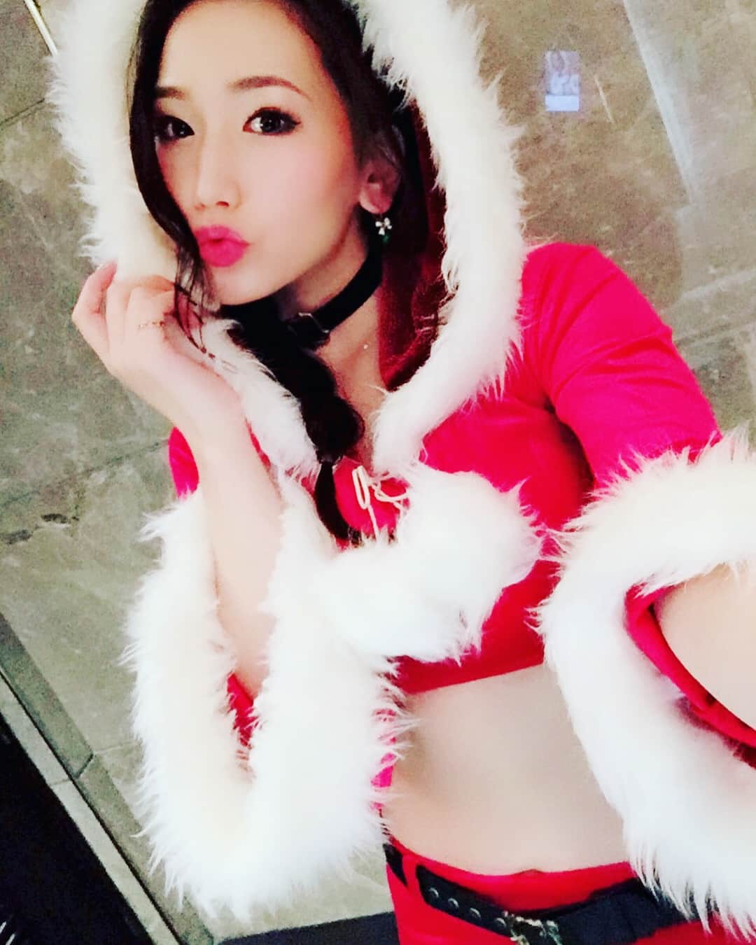 佐山愛のインスタグラム：「・ 編集しようとして削除しちゃったから もっかい更新！笑 ・ ・ Happy Christmas🎄❤️✨ ・ ・ スライドすると🔜 私とすずちゃんによるものまね動画が 見れますのでぜひどうぞ🤣 ・ ささやかなX'mas present🎁 ・ ・ #merrychristmas #メリクリ #サンタ #santa #クリスマス #美竹すず #ものまね #クレヨンしんちゃん 佐山は #篠原涼子 さんのものまね #生醤油 #フィリピンでずっとやってた」