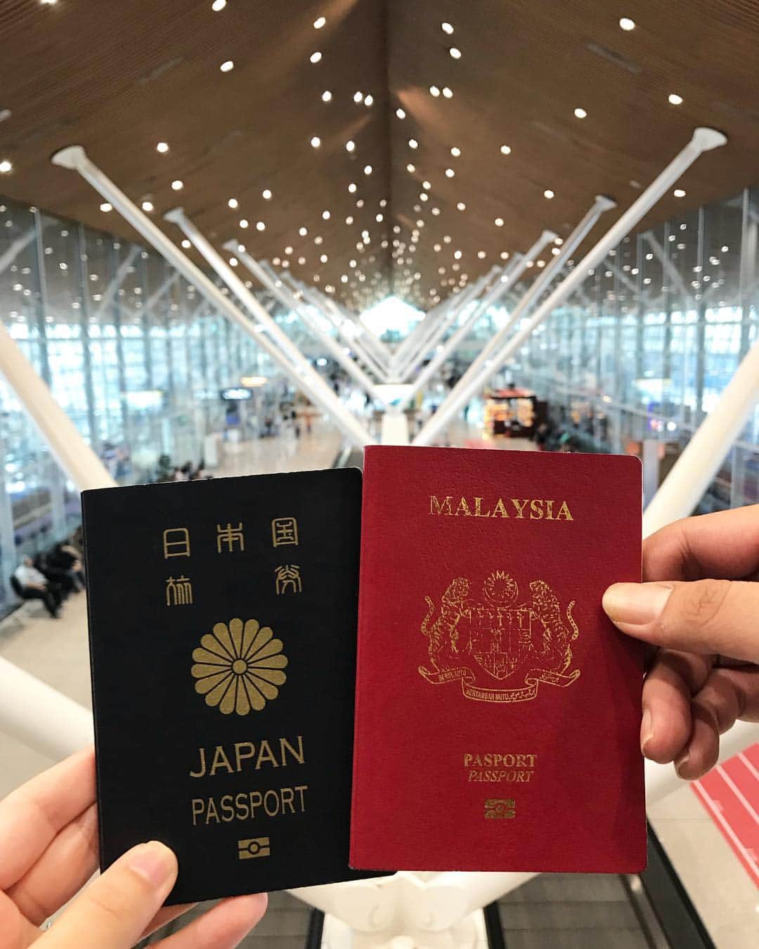 Risa Mizunoのインスタグラム：「Never expected the life will be in Malaysia and Japan. Every time we fly, we get a reminder of the importance to take care of our family in the two countries. This is truly our motivation to work hard for our family well-being. Alhamdulillah ☺️ Today we are off to Tokyo✈️ See you again Malaysia in the holy moth of Ramadan Inshallah ✨  #japanesemuslim #japanesemuslimah #muslim #muslimah #japanese #japan #tokyo #malaysia #muslimahtokyo #travel #travelblogger #travelgram #travellover #travellife #hijab #tudung #日本人ムスリム #日本 #東京 #マレーシア #国際結婚 #🇲🇾 #❤️ #🇯🇵 #ANA旅 #flyana」