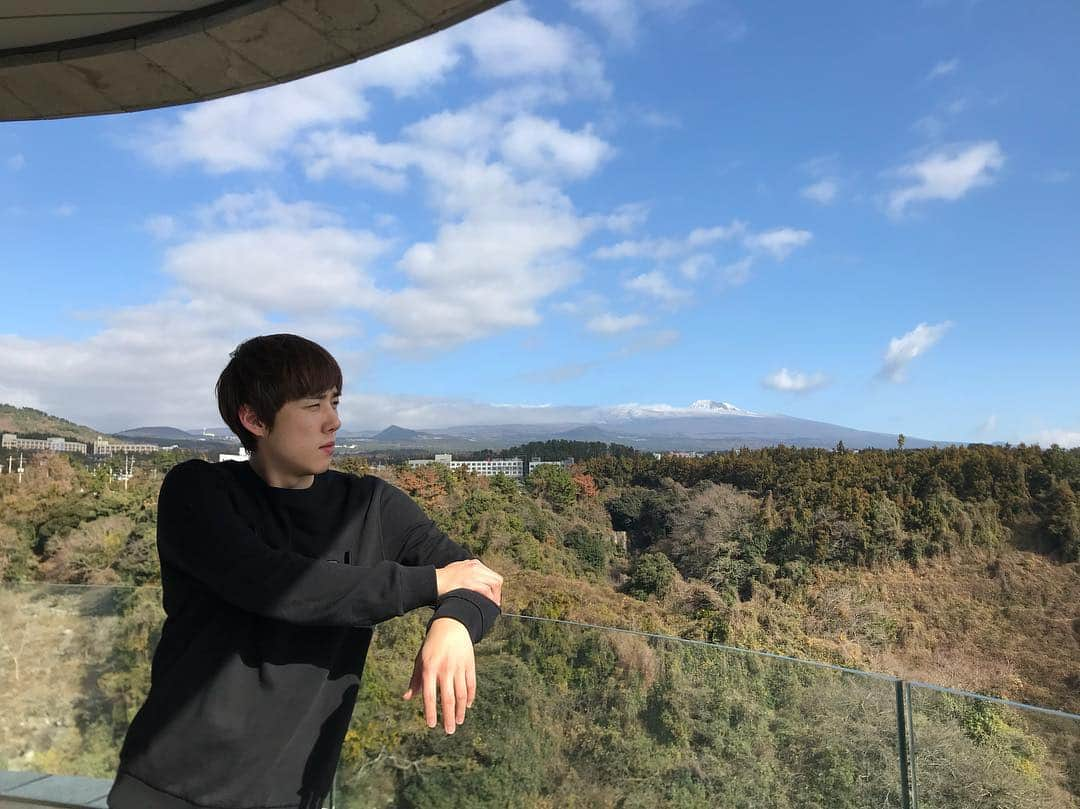 ペク・ソンヒョンさんのインスタグラム写真 - (ペク・ソンヒョンInstagram)「정우형 덕분에 제주— #히든클리프 #한라산 날씨좋다.」12月26日 14時47分 - sunghyun0130